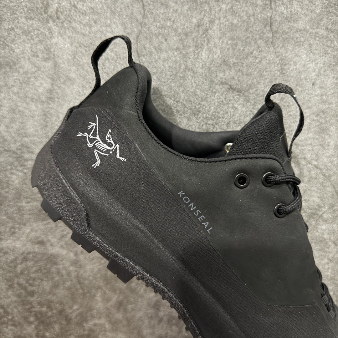 图片[7]-【莞产纯原】Arcteryx始祖鸟 Konseal Shoe 舒适 防滑耐磨透气支撑抓地 登山鞋 黑色 全鞋采用头层麂皮 耐磨防滑黄金V底 莞产高品质 区别市场通货 代购指定版本 原数据开发 不掉标 正确高频字体 鸟爪细节完美 区别市场公版货 错误字体货 中底带钢印上脚舒适轻便无负重感 四季百搭 始祖鸟 KONSEAL 轻量户外鞋，这双鞋，不仅仅可以穿着逛街上班，更可以穿着徒步旅游甚至攀岩！说实话，没多少人真的会去攀岩，经我们试穿，这双鞋，日常穿也是非常舒服轻便！搭配日常的衣服完全不违和！结构中底TPU底盘，保护双脚。配置3D模具保护双脚+一体化系带系统，鞋面防撕裂网布、TPU保护膜和牛巴革合成面料，喜欢放心入！这种类型的鞋子咱们家超难得遇到一次，喜欢一定不要错过 尺码：39-45-选品中心