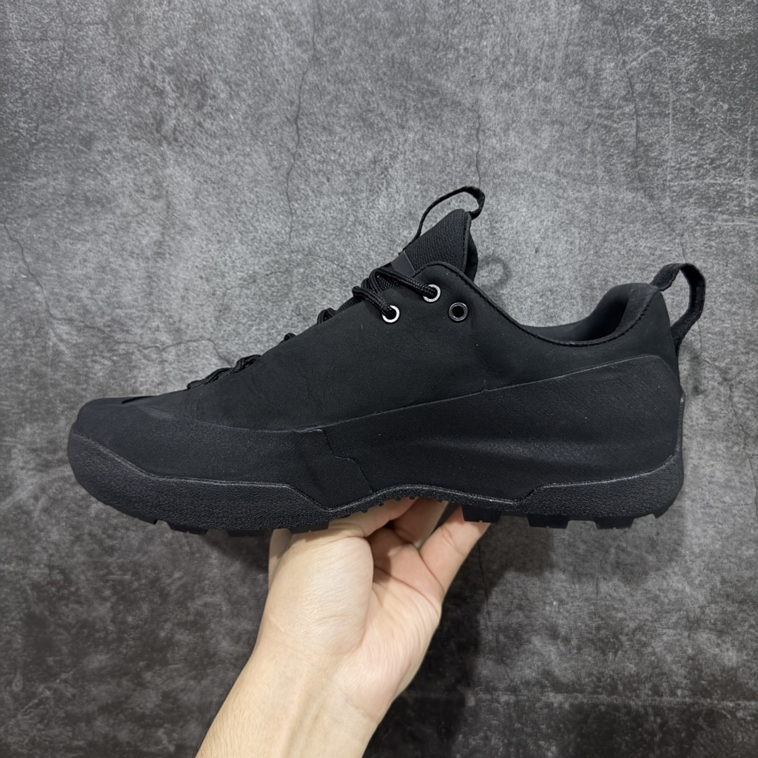 图片[2]-【莞产纯原】Arcteryx始祖鸟 Konseal Shoe 舒适 防滑耐磨透气支撑抓地 登山鞋 黑色 全鞋采用头层麂皮 耐磨防滑黄金V底 莞产高品质 区别市场通货 代购指定版本 原数据开发 不掉标 正确高频字体 鸟爪细节完美 区别市场公版货 错误字体货 中底带钢印上脚舒适轻便无负重感 四季百搭 始祖鸟 KONSEAL 轻量户外鞋，这双鞋，不仅仅可以穿着逛街上班，更可以穿着徒步旅游甚至攀岩！说实话，没多少人真的会去攀岩，经我们试穿，这双鞋，日常穿也是非常舒服轻便！搭配日常的衣服完全不违和！结构中底TPU底盘，保护双脚。配置3D模具保护双脚+一体化系带系统，鞋面防撕裂网布、TPU保护膜和牛巴革合成面料，喜欢放心入！这种类型的鞋子咱们家超难得遇到一次，喜欢一定不要错过 尺码：39-45-选品中心