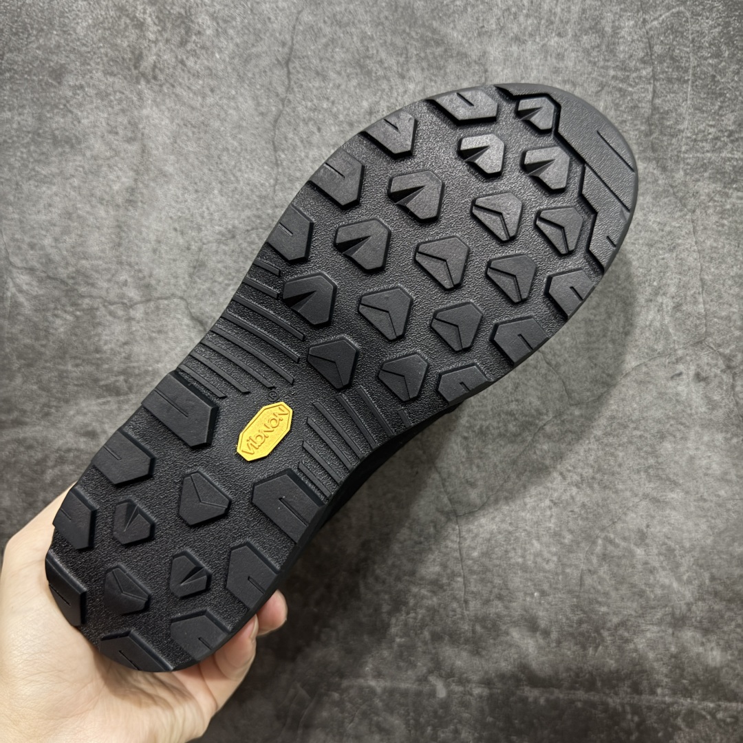 图片[9]-【莞产纯原】Arcteryx始祖鸟 Konseal Shoe 舒适 防滑耐磨透气支撑抓地 登山鞋 黑色 全鞋采用头层麂皮 耐磨防滑黄金V底 莞产高品质 区别市场通货 代购指定版本 原数据开发 不掉标 正确高频字体 鸟爪细节完美 区别市场公版货 错误字体货 中底带钢印上脚舒适轻便无负重感 四季百搭 始祖鸟 KONSEAL 轻量户外鞋，这双鞋，不仅仅可以穿着逛街上班，更可以穿着徒步旅游甚至攀岩！说实话，没多少人真的会去攀岩，经我们试穿，这双鞋，日常穿也是非常舒服轻便！搭配日常的衣服完全不违和！结构中底TPU底盘，保护双脚。配置3D模具保护双脚+一体化系带系统，鞋面防撕裂网布、TPU保护膜和牛巴革合成面料，喜欢放心入！这种类型的鞋子咱们家超难得遇到一次，喜欢一定不要错过 尺码：39-45-选品中心