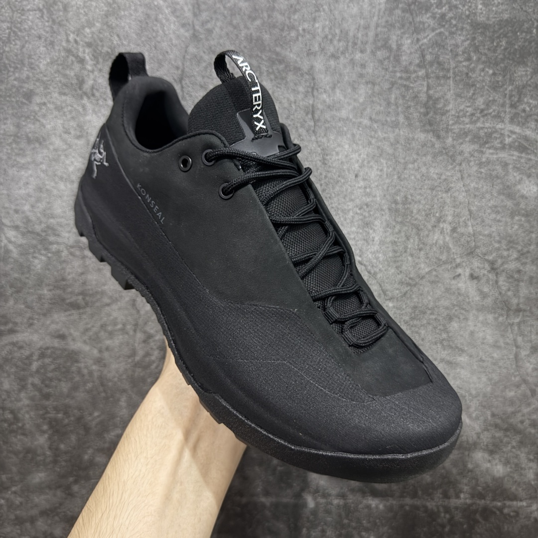 图片[3]-【莞产纯原】Arcteryx始祖鸟 Konseal Shoe 舒适 防滑耐磨透气支撑抓地 登山鞋 黑色 全鞋采用头层麂皮 耐磨防滑黄金V底 莞产高品质 区别市场通货 代购指定版本 原数据开发 不掉标 正确高频字体 鸟爪细节完美 区别市场公版货 错误字体货 中底带钢印上脚舒适轻便无负重感 四季百搭 始祖鸟 KONSEAL 轻量户外鞋，这双鞋，不仅仅可以穿着逛街上班，更可以穿着徒步旅游甚至攀岩！说实话，没多少人真的会去攀岩，经我们试穿，这双鞋，日常穿也是非常舒服轻便！搭配日常的衣服完全不违和！结构中底TPU底盘，保护双脚。配置3D模具保护双脚+一体化系带系统，鞋面防撕裂网布、TPU保护膜和牛巴革合成面料，喜欢放心入！这种类型的鞋子咱们家超难得遇到一次，喜欢一定不要错过 尺码：39-45-选品中心