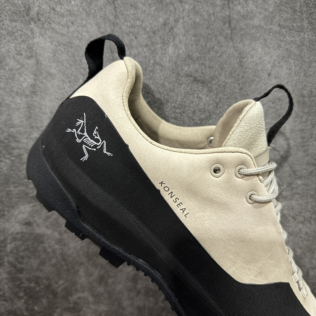 图片[7]-【莞产纯原】Arcteryx始祖鸟 Konseal Shoe 舒适 防滑耐磨透气支撑抓地 登山鞋 米黑 全鞋采用头层麂皮 耐磨防滑黄金V底 莞产高品质 区别市场通货 代购指定版本 原数据开发 不掉标 正确高频字体 鸟爪细节完美 区别市场公版货 错误字体货 中底带钢印上脚舒适轻便无负重感 四季百搭 始祖鸟 KONSEAL 轻量户外鞋，这双鞋，不仅仅可以穿着逛街上班，更可以穿着徒步旅游甚至攀岩！说实话，没多少人真的会去攀岩，经我们试穿，这双鞋，日常穿也是非常舒服轻便！搭配日常的衣服完全不违和！结构中底TPU底盘，保护双脚。配置3D模具保护双脚+一体化系带系统，鞋面防撕裂网布、TPU保护膜和牛巴革合成面料，喜欢放心入！这种类型的鞋子咱们家超难得遇到一次，喜欢一定不要错过 尺码：39-45-选品中心