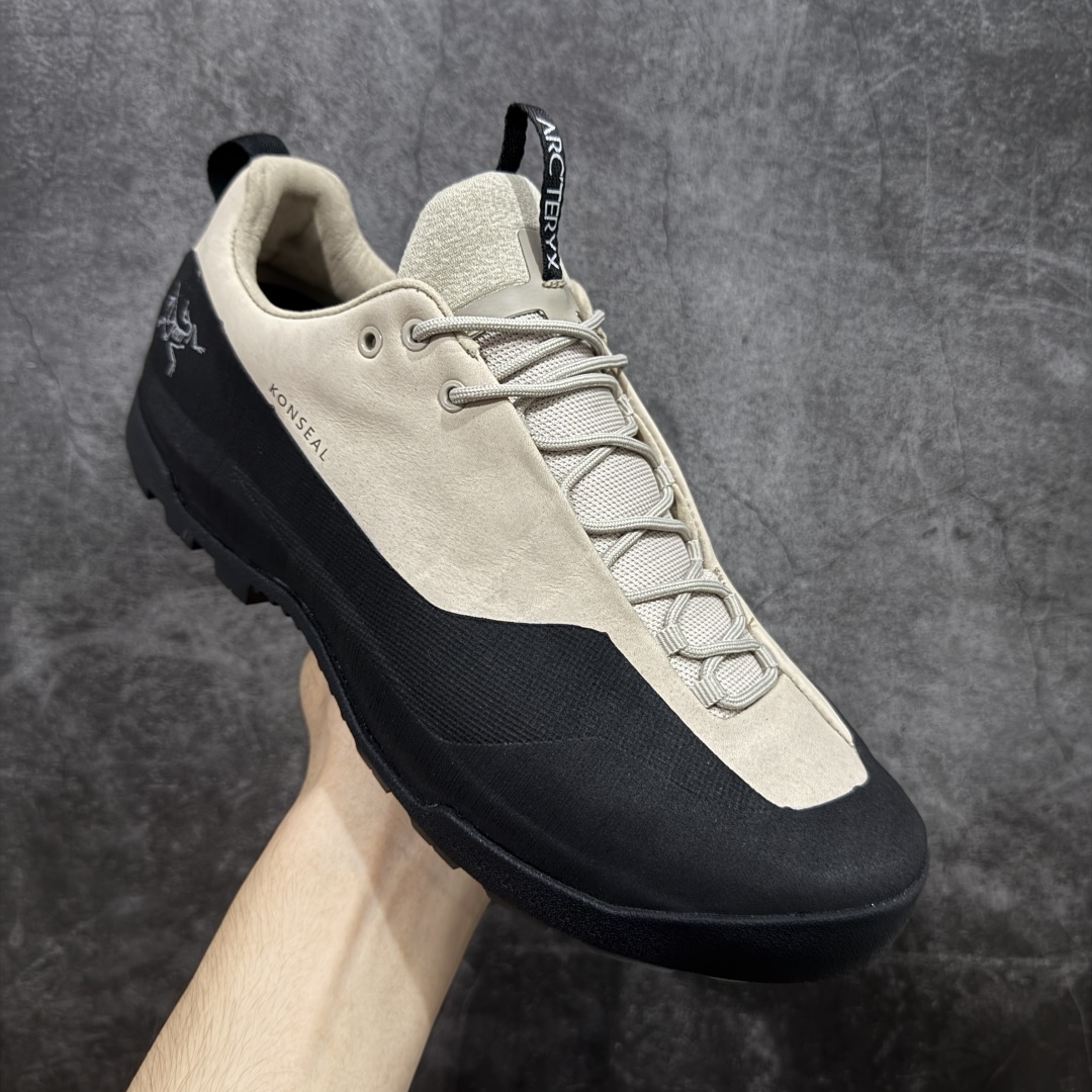 图片[3]-【莞产纯原】Arcteryx始祖鸟 Konseal Shoe 舒适 防滑耐磨透气支撑抓地 登山鞋 米黑 全鞋采用头层麂皮 耐磨防滑黄金V底 莞产高品质 区别市场通货 代购指定版本 原数据开发 不掉标 正确高频字体 鸟爪细节完美 区别市场公版货 错误字体货 中底带钢印上脚舒适轻便无负重感 四季百搭 始祖鸟 KONSEAL 轻量户外鞋，这双鞋，不仅仅可以穿着逛街上班，更可以穿着徒步旅游甚至攀岩！说实话，没多少人真的会去攀岩，经我们试穿，这双鞋，日常穿也是非常舒服轻便！搭配日常的衣服完全不违和！结构中底TPU底盘，保护双脚。配置3D模具保护双脚+一体化系带系统，鞋面防撕裂网布、TPU保护膜和牛巴革合成面料，喜欢放心入！这种类型的鞋子咱们家超难得遇到一次，喜欢一定不要错过 尺码：39-45-选品中心