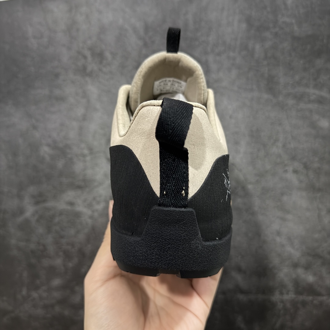 图片[4]-【莞产纯原】Arcteryx始祖鸟 Konseal Shoe 舒适 防滑耐磨透气支撑抓地 登山鞋 米黑 全鞋采用头层麂皮 耐磨防滑黄金V底 莞产高品质 区别市场通货 代购指定版本 原数据开发 不掉标 正确高频字体 鸟爪细节完美 区别市场公版货 错误字体货 中底带钢印上脚舒适轻便无负重感 四季百搭 始祖鸟 KONSEAL 轻量户外鞋，这双鞋，不仅仅可以穿着逛街上班，更可以穿着徒步旅游甚至攀岩！说实话，没多少人真的会去攀岩，经我们试穿，这双鞋，日常穿也是非常舒服轻便！搭配日常的衣服完全不违和！结构中底TPU底盘，保护双脚。配置3D模具保护双脚+一体化系带系统，鞋面防撕裂网布、TPU保护膜和牛巴革合成面料，喜欢放心入！这种类型的鞋子咱们家超难得遇到一次，喜欢一定不要错过 尺码：39-45-选品中心