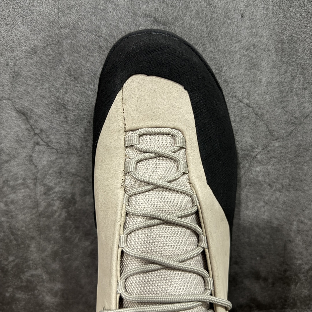 图片[5]-【莞产纯原】Arcteryx始祖鸟 Konseal Shoe 舒适 防滑耐磨透气支撑抓地 登山鞋 米黑 全鞋采用头层麂皮 耐磨防滑黄金V底 莞产高品质 区别市场通货 代购指定版本 原数据开发 不掉标 正确高频字体 鸟爪细节完美 区别市场公版货 错误字体货 中底带钢印上脚舒适轻便无负重感 四季百搭 始祖鸟 KONSEAL 轻量户外鞋，这双鞋，不仅仅可以穿着逛街上班，更可以穿着徒步旅游甚至攀岩！说实话，没多少人真的会去攀岩，经我们试穿，这双鞋，日常穿也是非常舒服轻便！搭配日常的衣服完全不违和！结构中底TPU底盘，保护双脚。配置3D模具保护双脚+一体化系带系统，鞋面防撕裂网布、TPU保护膜和牛巴革合成面料，喜欢放心入！这种类型的鞋子咱们家超难得遇到一次，喜欢一定不要错过 尺码：39-45-选品中心