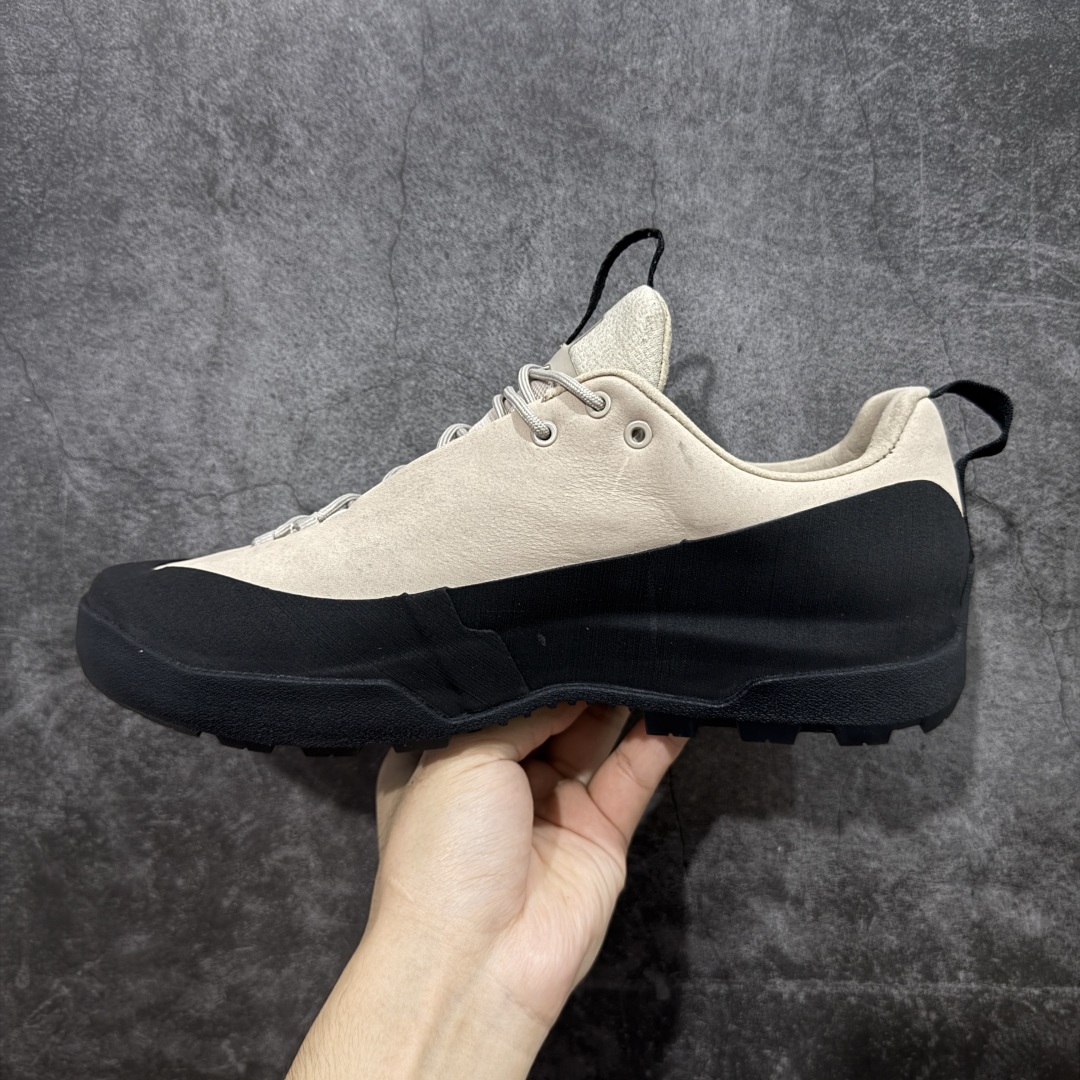 图片[2]-【莞产纯原】Arcteryx始祖鸟 Konseal Shoe 舒适 防滑耐磨透气支撑抓地 登山鞋 米黑 全鞋采用头层麂皮 耐磨防滑黄金V底 莞产高品质 区别市场通货 代购指定版本 原数据开发 不掉标 正确高频字体 鸟爪细节完美 区别市场公版货 错误字体货 中底带钢印上脚舒适轻便无负重感 四季百搭 始祖鸟 KONSEAL 轻量户外鞋，这双鞋，不仅仅可以穿着逛街上班，更可以穿着徒步旅游甚至攀岩！说实话，没多少人真的会去攀岩，经我们试穿，这双鞋，日常穿也是非常舒服轻便！搭配日常的衣服完全不违和！结构中底TPU底盘，保护双脚。配置3D模具保护双脚+一体化系带系统，鞋面防撕裂网布、TPU保护膜和牛巴革合成面料，喜欢放心入！这种类型的鞋子咱们家超难得遇到一次，喜欢一定不要错过 尺码：39-45-选品中心