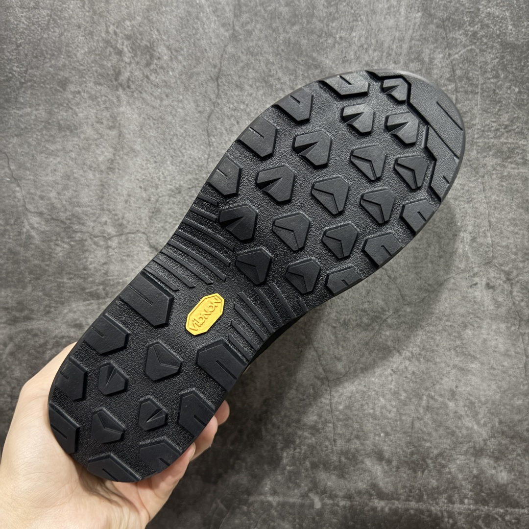 图片[9]-【莞产纯原】Arcteryx始祖鸟 Konseal Shoe 舒适 防滑耐磨透气支撑抓地 登山鞋 米黑 全鞋采用头层麂皮 耐磨防滑黄金V底 莞产高品质 区别市场通货 代购指定版本 原数据开发 不掉标 正确高频字体 鸟爪细节完美 区别市场公版货 错误字体货 中底带钢印上脚舒适轻便无负重感 四季百搭 始祖鸟 KONSEAL 轻量户外鞋，这双鞋，不仅仅可以穿着逛街上班，更可以穿着徒步旅游甚至攀岩！说实话，没多少人真的会去攀岩，经我们试穿，这双鞋，日常穿也是非常舒服轻便！搭配日常的衣服完全不违和！结构中底TPU底盘，保护双脚。配置3D模具保护双脚+一体化系带系统，鞋面防撕裂网布、TPU保护膜和牛巴革合成面料，喜欢放心入！这种类型的鞋子咱们家超难得遇到一次，喜欢一定不要错过 尺码：39-45-选品中心