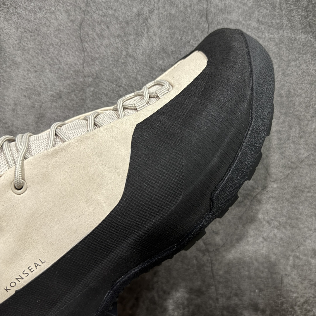 图片[6]-【莞产纯原】Arcteryx始祖鸟 Konseal Shoe 舒适 防滑耐磨透气支撑抓地 登山鞋 米黑 全鞋采用头层麂皮 耐磨防滑黄金V底 莞产高品质 区别市场通货 代购指定版本 原数据开发 不掉标 正确高频字体 鸟爪细节完美 区别市场公版货 错误字体货 中底带钢印上脚舒适轻便无负重感 四季百搭 始祖鸟 KONSEAL 轻量户外鞋，这双鞋，不仅仅可以穿着逛街上班，更可以穿着徒步旅游甚至攀岩！说实话，没多少人真的会去攀岩，经我们试穿，这双鞋，日常穿也是非常舒服轻便！搭配日常的衣服完全不违和！结构中底TPU底盘，保护双脚。配置3D模具保护双脚+一体化系带系统，鞋面防撕裂网布、TPU保护膜和牛巴革合成面料，喜欢放心入！这种类型的鞋子咱们家超难得遇到一次，喜欢一定不要错过 尺码：39-45-选品中心