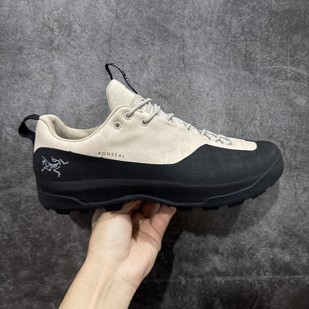 【莞产纯原】Arcteryx始祖鸟 Konseal Shoe 舒适 防滑耐磨透气支撑抓地 登山鞋 米黑 全鞋采用头层麂皮 耐磨防滑黄金V底 莞产高品质 区别市场通货 代购指定版本 原数据开发 不掉标 正确高频字体 鸟爪细节完美 区别市场公版货 错误字体货 中底带钢印上脚舒适轻便无负重感 四季百搭 始祖鸟 KONSEAL 轻量户外鞋，这双鞋，不仅仅可以穿着逛街上班，更可以穿着徒步旅游甚至攀岩！说实话，没多少人真的会去攀岩，经我们试穿，这双鞋，日常穿也是非常舒服轻便！搭配日常的衣服完全不违和！结构中底TPU底盘，保护双脚。配置3D模具保护双脚+一体化系带系统，鞋面防撕裂网布、TPU保护膜和牛巴革合成面料，喜欢放心入！这种类型的鞋子咱们家超难得遇到一次，喜欢一定不要错过 尺码：39-45-选品中心