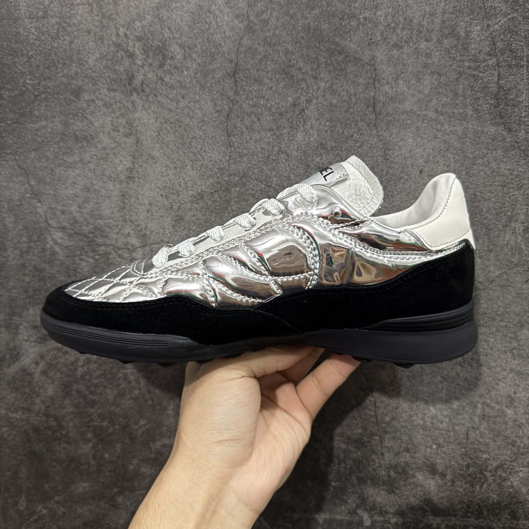 图片[2]-【莞产礼盒版本】Chanel 香奈儿最新菱格小球鞋 新款棒球鞋 莞产顶级纯原 官方最新花纹礼盒顶级包装官方同步 四季百搭 coco女孩必入 隐藏款网球鞋 秀气高级好看 非常舒适！ 鞋面原版定制胎牛油皮 牛反绒 原版进口透气绒布 小羊皮内里 原版开模碎钉钉橡胶 原厂TPU组合大底 尺码：35 36 37 38 39 40-选品中心