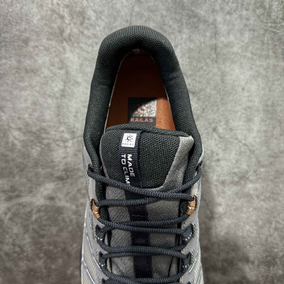 图片[8]-【GX纯原】凯乐石KAILAS 远征5 FLT 舒适简约经典登山 防滑耐磨防水 低帮 徒步鞋 市面唯一正确防泼水防水面料 正确防水内里布 真正做到内外防水 区别市场假防水 鞋面材质：运用耐磨防砂网布，能防止沙石进入鞋内，同时具备良好的透气性，可让脚部保持干爽。 \\t鞋底性能：搭载Vibram防滑耐磨大底，有出色的抓地力，仿鲨齿纹路设计，能应对各种复杂路面；鞋底还能提供良好的稳定性和支撑力，减少脚部疲劳。 \\t防水技术：采用FILTERTEC防水透气技术，防水指数高达8000mm H₂O，能有效防止雨水渗透，同时能保持脚面干爽。 \\t细节设计：鞋头采用橡胶防撞包边，保护脚趾免受伤害；鞋舌一体式设计，防止碎石泥沙进入；采用亚洲人脚型鞋楦设计，配合中腰包裹，提高舒适性。 适用场景：适合多日或单日轻装徒步，也可用于城市通勤，是一双兼顾户外与日常穿着的多功能鞋子。 尺码：40 41.5 42 42.5 43 44 44.5 45（女码第二轮出货）-选品中心