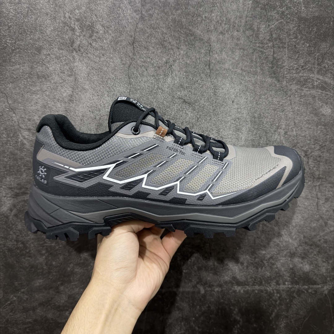 【GX纯原】凯乐石KAILAS 远征5 FLT 舒适简约经典登山 防滑耐磨防水 低帮 徒步鞋 市面唯一正确防泼水防水面料 正确防水内里布 真正做到内外防水 区别市场假防水 鞋面材质：运用耐磨防砂网布，能防止沙石进入鞋内，同时具备良好的透气性，可让脚部保持干爽。 \\t鞋底性能：搭载Vibram防滑耐磨大底，有出色的抓地力，仿鲨齿纹路设计，能应对各种复杂路面；鞋底还能提供良好的稳定性和支撑力，减少脚部疲劳。 \\t防水技术：采用FILTERTEC防水透气技术，防水指数高达8000mm H₂O，能有效防止雨水渗透，同时能保持脚面干爽。 \\t细节设计：鞋头采用橡胶防撞包边，保护脚趾免受伤害；鞋舌一体式设计，防止碎石泥沙进入；采用亚洲人脚型鞋楦设计，配合中腰包裹，提高舒适性。 适用场景：适合多日或单日轻装徒步，也可用于城市通勤，是一双兼顾户外与日常穿着的多功能鞋子。 尺码：40 41.5 42 42.5 43 44 44.5 45（女码第二轮出货）-选品中心