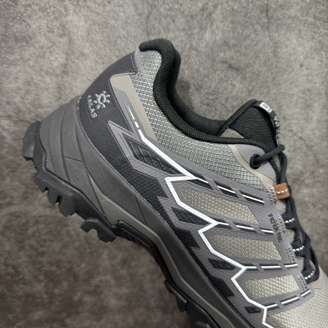 图片[7]-【GX纯原】凯乐石KAILAS 远征5 FLT 舒适简约经典登山 防滑耐磨防水 低帮 徒步鞋 市面唯一正确防泼水防水面料 正确防水内里布 真正做到内外防水 区别市场假防水 鞋面材质：运用耐磨防砂网布，能防止沙石进入鞋内，同时具备良好的透气性，可让脚部保持干爽。 \\t鞋底性能：搭载Vibram防滑耐磨大底，有出色的抓地力，仿鲨齿纹路设计，能应对各种复杂路面；鞋底还能提供良好的稳定性和支撑力，减少脚部疲劳。 \\t防水技术：采用FILTERTEC防水透气技术，防水指数高达8000mm H₂O，能有效防止雨水渗透，同时能保持脚面干爽。 \\t细节设计：鞋头采用橡胶防撞包边，保护脚趾免受伤害；鞋舌一体式设计，防止碎石泥沙进入；采用亚洲人脚型鞋楦设计，配合中腰包裹，提高舒适性。 适用场景：适合多日或单日轻装徒步，也可用于城市通勤，是一双兼顾户外与日常穿着的多功能鞋子。 尺码：40 41.5 42 42.5 43 44 44.5 45（女码第二轮出货）-选品中心