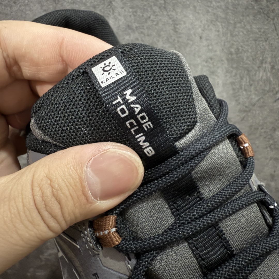 图片[6]-【GX纯原】凯乐石KAILAS 远征5 FLT 舒适简约经典登山 防滑耐磨防水 低帮 徒步鞋 市面唯一正确防泼水防水面料 正确防水内里布 真正做到内外防水 区别市场假防水 鞋面材质：运用耐磨防砂网布，能防止沙石进入鞋内，同时具备良好的透气性，可让脚部保持干爽。 \\t鞋底性能：搭载Vibram防滑耐磨大底，有出色的抓地力，仿鲨齿纹路设计，能应对各种复杂路面；鞋底还能提供良好的稳定性和支撑力，减少脚部疲劳。 \\t防水技术：采用FILTERTEC防水透气技术，防水指数高达8000mm H₂O，能有效防止雨水渗透，同时能保持脚面干爽。 \\t细节设计：鞋头采用橡胶防撞包边，保护脚趾免受伤害；鞋舌一体式设计，防止碎石泥沙进入；采用亚洲人脚型鞋楦设计，配合中腰包裹，提高舒适性。 适用场景：适合多日或单日轻装徒步，也可用于城市通勤，是一双兼顾户外与日常穿着的多功能鞋子。 尺码：40 41.5 42 42.5 43 44 44.5 45（女码第二轮出货）-选品中心