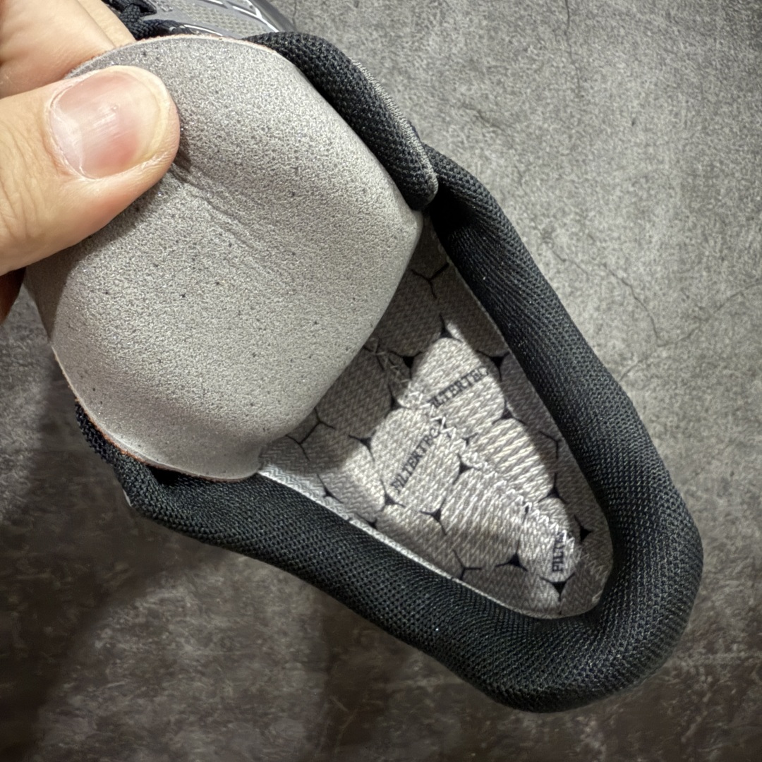 图片[8]-【GX纯原】凯乐石KAILAS 远征5 FLT 舒适简约经典登山 防滑耐磨防水 低帮 徒步鞋 市面唯一正确防泼水防水面料 正确防水内里布 真正做到内外防水 区别市场假防水 鞋面材质：运用耐磨防砂网布，能防止沙石进入鞋内，同时具备良好的透气性，可让脚部保持干爽。 \\t鞋底性能：搭载Vibram防滑耐磨大底，有出色的抓地力，仿鲨齿纹路设计，能应对各种复杂路面；鞋底还能提供良好的稳定性和支撑力，减少脚部疲劳。 \\t防水技术：采用FILTERTEC防水透气技术，防水指数高达8000mm H₂O，能有效防止雨水渗透，同时能保持脚面干爽。 \\t细节设计：鞋头采用橡胶防撞包边，保护脚趾免受伤害；鞋舌一体式设计，防止碎石泥沙进入；采用亚洲人脚型鞋楦设计，配合中腰包裹，提高舒适性。 适用场景：适合多日或单日轻装徒步，也可用于城市通勤，是一双兼顾户外与日常穿着的多功能鞋子。 尺码：40 41.5 42 42.5 43 44 44.5 45（女码第二轮出货）-选品中心