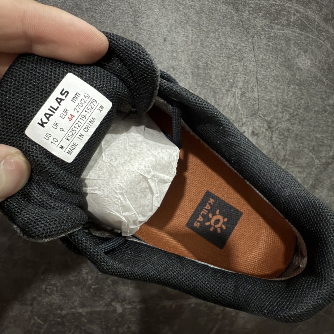 图片[7]-【GX纯原】凯乐石KAILAS 远征5 FLT 舒适简约经典登山 防滑耐磨防水 低帮 徒步鞋 市面唯一正确防泼水防水面料 正确防水内里布 真正做到内外防水 区别市场假防水 鞋面材质：运用耐磨防砂网布，能防止沙石进入鞋内，同时具备良好的透气性，可让脚部保持干爽。 \\t鞋底性能：搭载Vibram防滑耐磨大底，有出色的抓地力，仿鲨齿纹路设计，能应对各种复杂路面；鞋底还能提供良好的稳定性和支撑力，减少脚部疲劳。 \\t防水技术：采用FILTERTEC防水透气技术，防水指数高达8000mm H₂O，能有效防止雨水渗透，同时能保持脚面干爽。 \\t细节设计：鞋头采用橡胶防撞包边，保护脚趾免受伤害；鞋舌一体式设计，防止碎石泥沙进入；采用亚洲人脚型鞋楦设计，配合中腰包裹，提高舒适性。 适用场景：适合多日或单日轻装徒步，也可用于城市通勤，是一双兼顾户外与日常穿着的多功能鞋子。 尺码：40 41.5 42 42.5 43 44 44.5 45（女码第二轮出货）-选品中心