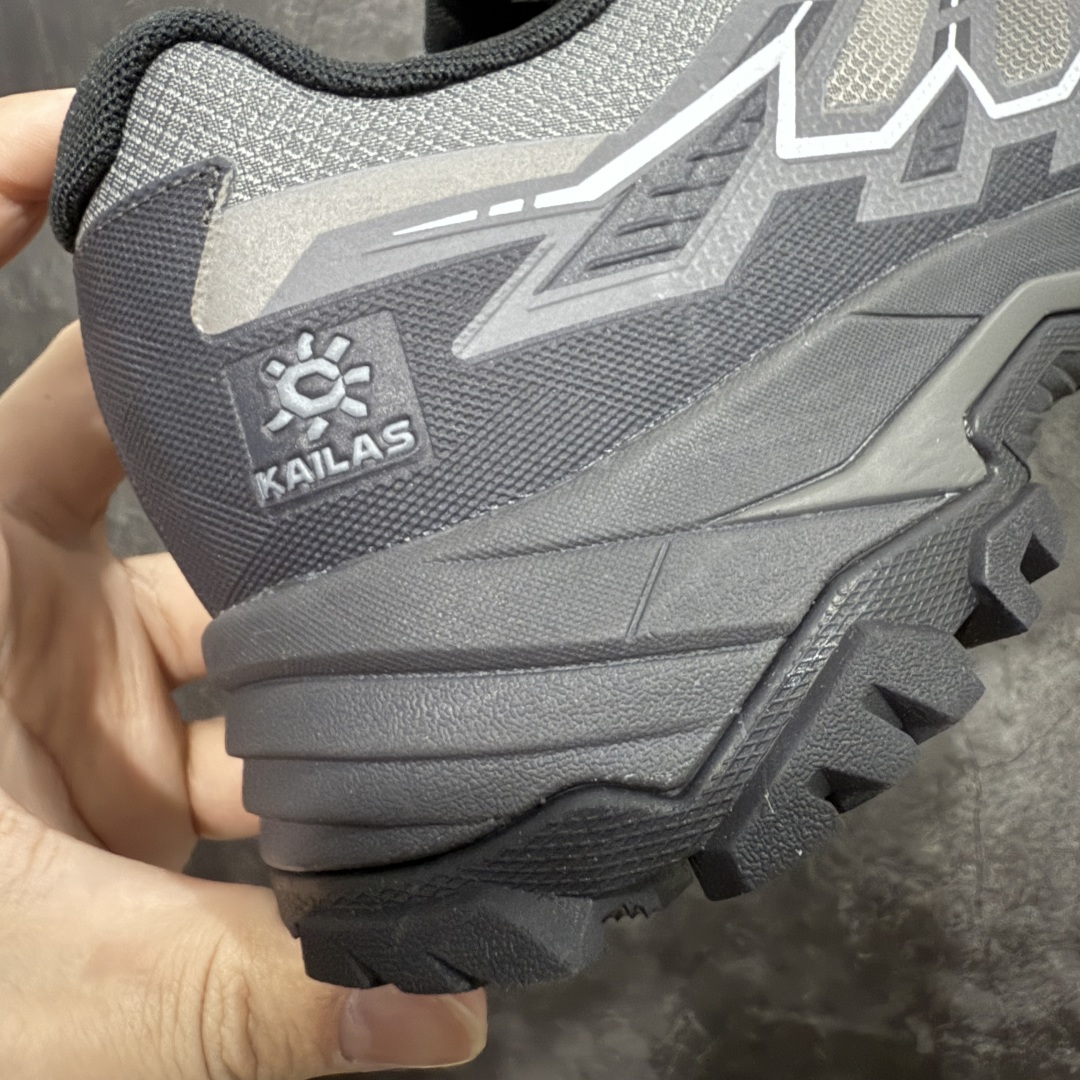 图片[3]-【GX纯原】凯乐石KAILAS 远征5 FLT 舒适简约经典登山 防滑耐磨防水 低帮 徒步鞋 市面唯一正确防泼水防水面料 正确防水内里布 真正做到内外防水 区别市场假防水 鞋面材质：运用耐磨防砂网布，能防止沙石进入鞋内，同时具备良好的透气性，可让脚部保持干爽。 \\t鞋底性能：搭载Vibram防滑耐磨大底，有出色的抓地力，仿鲨齿纹路设计，能应对各种复杂路面；鞋底还能提供良好的稳定性和支撑力，减少脚部疲劳。 \\t防水技术：采用FILTERTEC防水透气技术，防水指数高达8000mm H₂O，能有效防止雨水渗透，同时能保持脚面干爽。 \\t细节设计：鞋头采用橡胶防撞包边，保护脚趾免受伤害；鞋舌一体式设计，防止碎石泥沙进入；采用亚洲人脚型鞋楦设计，配合中腰包裹，提高舒适性。 适用场景：适合多日或单日轻装徒步，也可用于城市通勤，是一双兼顾户外与日常穿着的多功能鞋子。 尺码：40 41.5 42 42.5 43 44 44.5 45（女码第二轮出货）-选品中心