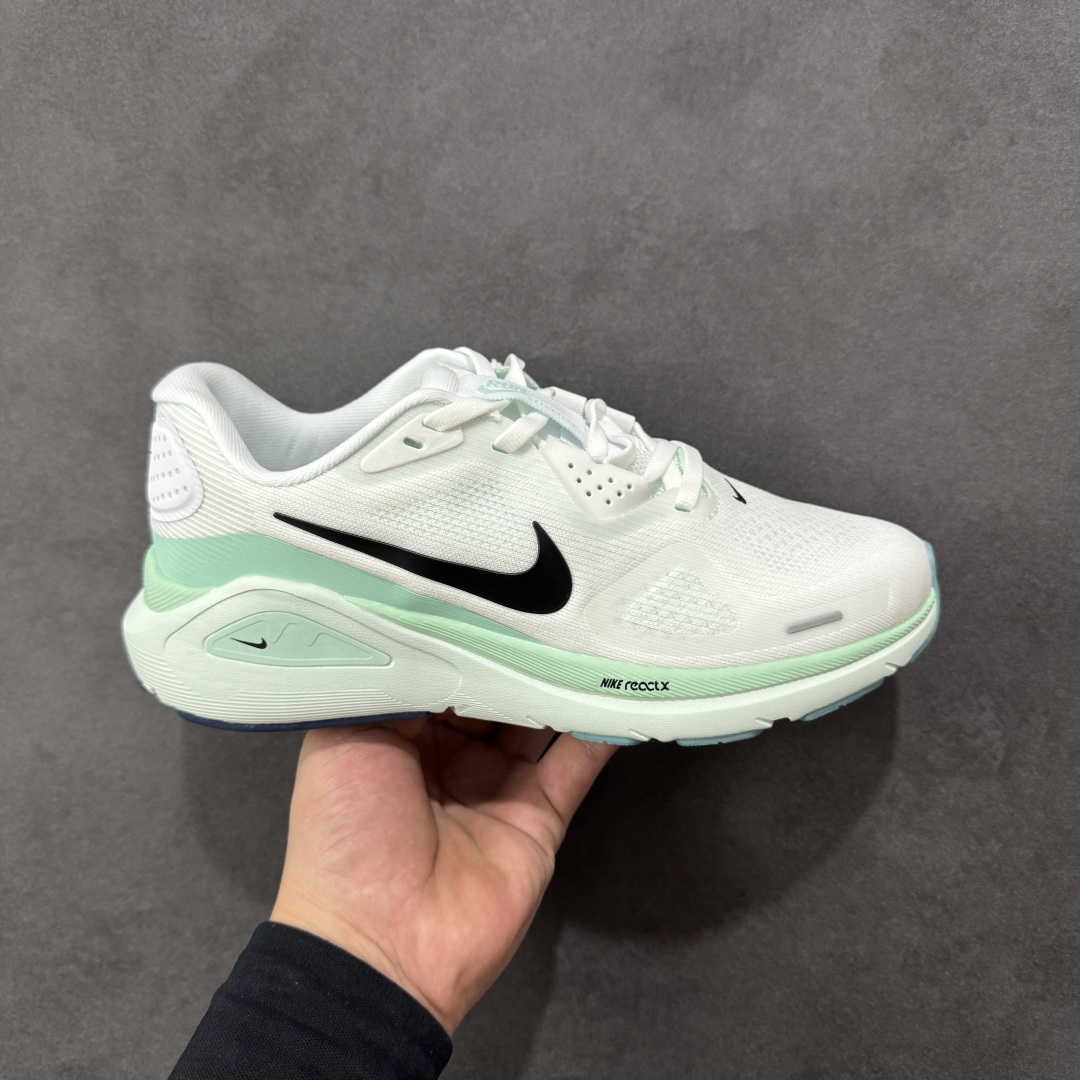 【公司级】Nike Air Zoom Structure 26 轻量跑鞋 鞋面采用透气工程网眼材质制作，鞋身整体轻盈舒适透气,鞋子颜色以玫红色为主色调！耐克Logo以黑色搭配，整体颜色非常协调，简约风格，让日穿的穿搭更时尚。前掌搭载Air Zoom气垫，中底采用泡棉减震科技 货号：HJ1101-100 尺码：36 36.5 37.5 38 38.5 39 40 40.5 41 42 42.5 43 44 45 编码：YBB220230-选品中心