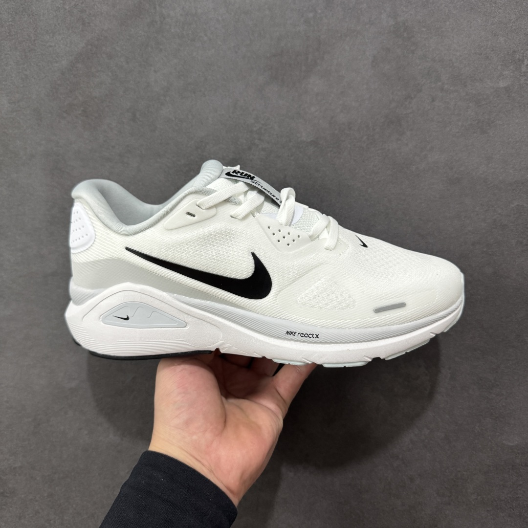 【公司级】Nike Air Zoom Structure 26轻量跑鞋 鞋面采用透气工程网眼材质制作，鞋身整体轻盈舒适透气,鞋子颜色以玫红色为主色调！耐克Logo以黑色搭配，整体颜色非常协调，简约风格，让日穿的穿搭更时尚。前掌搭载Air Zoom气垫，中底采用泡棉减震科技 货号：HJ1102-100 尺码：36 36.5 37.5 38 38.5 39 40 40.5 41 42 42.5 43 44 45 编码：YBB220230-选品中心