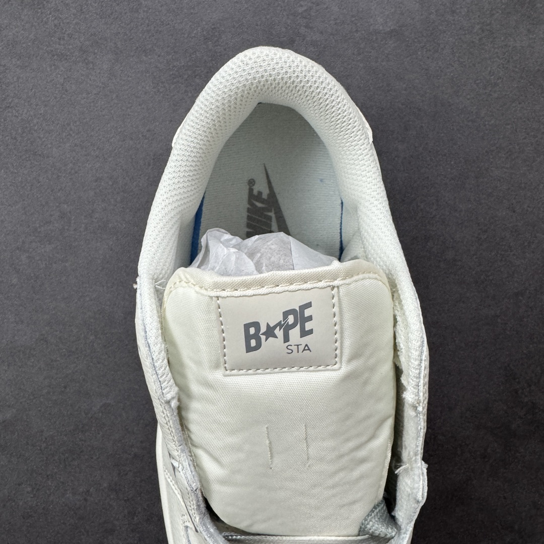 图片[7]-【定制版】Travis Scott x Fragment Design x Jordan Air Jordan 1 Low OG SP Bape联名——“白深灰” 多方联名合作融合了Travis Scott 独特的音乐风格，藤原浩个性的设计风格以及Jordan品牌的经典元素 使其成为一双具有独特身份和价值的鞋子 清新而立体的外观加上联名标识更突出了其独特身份 这种配色方案显示出活力和时尚感 在视觉上引人注目 鞋身的质感和细腻的细节处理使其显得高端而格调十足 这款“倒钩”联名是设计与创意完美结合 融合多方的个性风格是一款备受瞩目的潮流鞋款 低帮休闲板鞋 定制鞋盒 大厂纯原品质出货 超高清洁度 皮料切割干净无任何毛边 细节完美 货号：DM7866-103 尺码： 36 36.5 37.5 38 38.5 39 40 40.5 41 42 42.5 43 44 44.5 45-选品中心