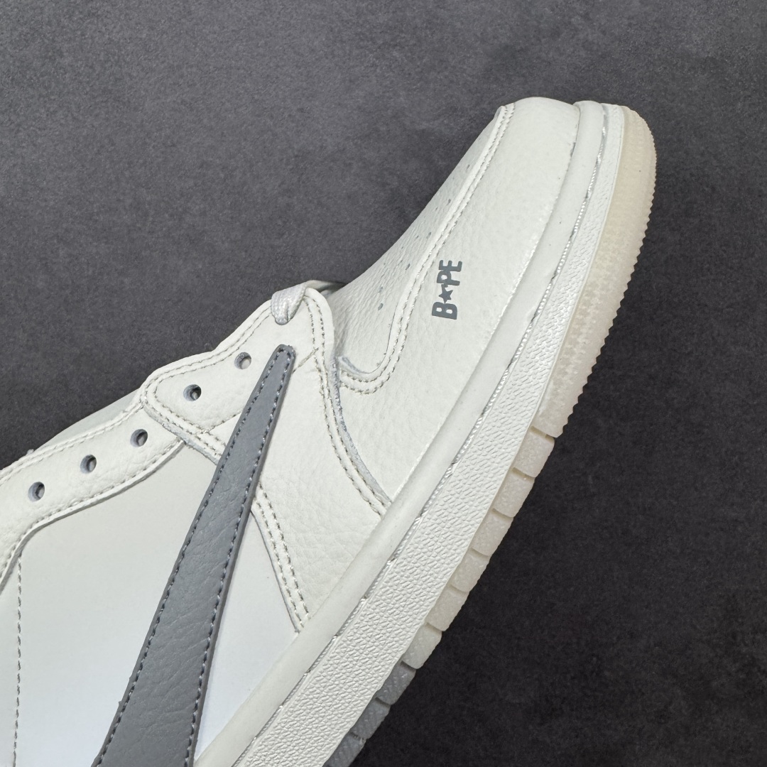 图片[5]-【定制版】Travis Scott x Fragment Design x Jordan Air Jordan 1 Low OG SP Bape联名——“白深灰” 多方联名合作融合了Travis Scott 独特的音乐风格，藤原浩个性的设计风格以及Jordan品牌的经典元素 使其成为一双具有独特身份和价值的鞋子 清新而立体的外观加上联名标识更突出了其独特身份 这种配色方案显示出活力和时尚感 在视觉上引人注目 鞋身的质感和细腻的细节处理使其显得高端而格调十足 这款“倒钩”联名是设计与创意完美结合 融合多方的个性风格是一款备受瞩目的潮流鞋款 低帮休闲板鞋 定制鞋盒 大厂纯原品质出货 超高清洁度 皮料切割干净无任何毛边 细节完美 货号：DM7866-103 尺码： 36 36.5 37.5 38 38.5 39 40 40.5 41 42 42.5 43 44 44.5 45-选品中心