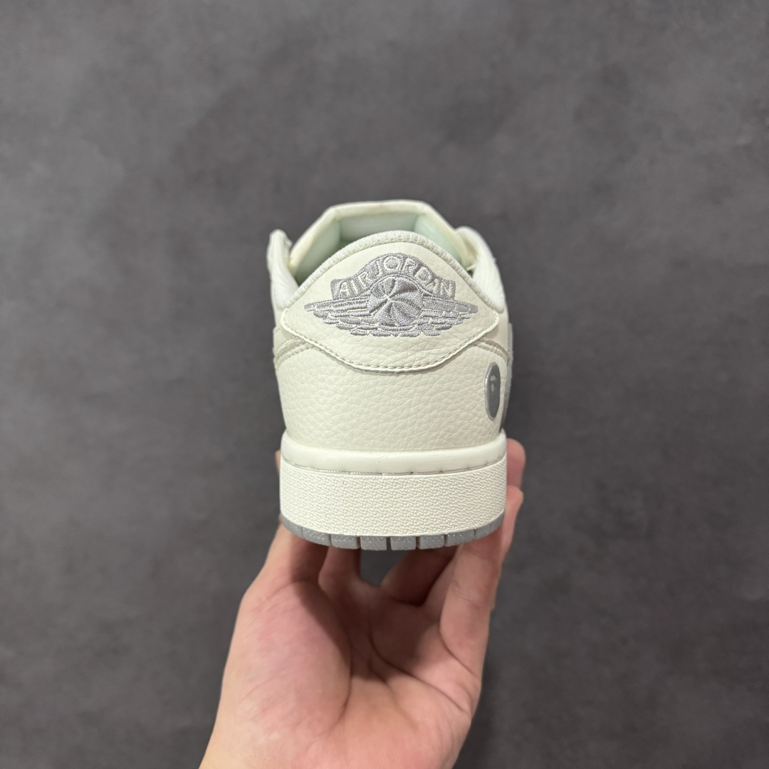 图片[4]-【定制版】Travis Scott x Fragment Design x Jordan Air Jordan 1 Low OG SP Bape联名——“白深灰” 多方联名合作融合了Travis Scott 独特的音乐风格，藤原浩个性的设计风格以及Jordan品牌的经典元素 使其成为一双具有独特身份和价值的鞋子 清新而立体的外观加上联名标识更突出了其独特身份 这种配色方案显示出活力和时尚感 在视觉上引人注目 鞋身的质感和细腻的细节处理使其显得高端而格调十足 这款“倒钩”联名是设计与创意完美结合 融合多方的个性风格是一款备受瞩目的潮流鞋款 低帮休闲板鞋 定制鞋盒 大厂纯原品质出货 超高清洁度 皮料切割干净无任何毛边 细节完美 货号：DM7866-103 尺码： 36 36.5 37.5 38 38.5 39 40 40.5 41 42 42.5 43 44 44.5 45-选品中心