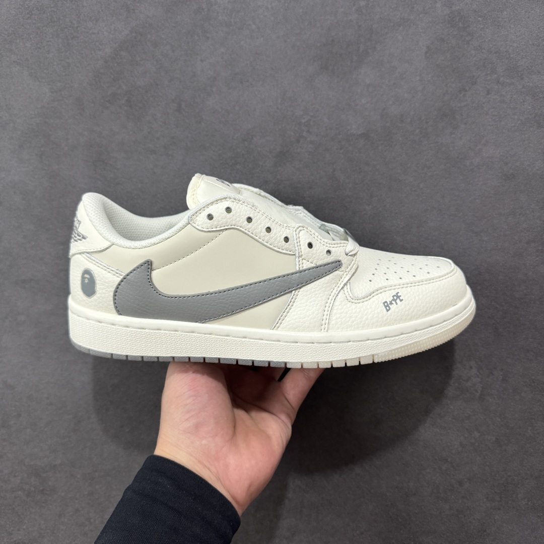 【定制版】Travis Scott x Fragment Design x Jordan Air Jordan 1 Low OG SP Bape联名——“白深灰” 多方联名合作融合了Travis Scott 独特的音乐风格，藤原浩个性的设计风格以及Jordan品牌的经典元素 使其成为一双具有独特身份和价值的鞋子 清新而立体的外观加上联名标识更突出了其独特身份 这种配色方案显示出活力和时尚感 在视觉上引人注目 鞋身的质感和细腻的细节处理使其显得高端而格调十足 这款“倒钩”联名是设计与创意完美结合 融合多方的个性风格是一款备受瞩目的潮流鞋款 低帮休闲板鞋 定制鞋盒 大厂纯原品质出货 超高清洁度 皮料切割干净无任何毛边 细节完美 货号：DM7866-103 尺码： 36 36.5 37.5 38 38.5 39 40 40.5 41 42 42.5 43 44 44.5 45-选品中心