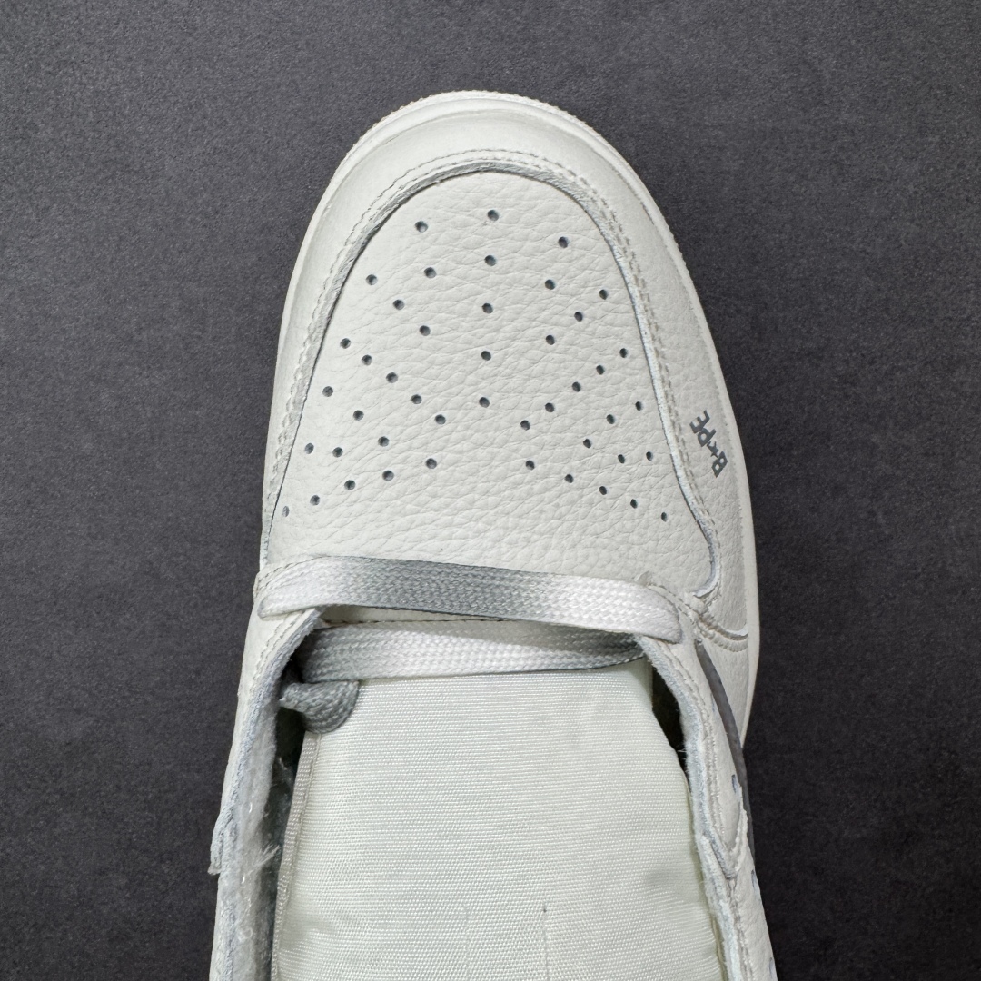 图片[8]-【定制版】Travis Scott x Fragment Design x Jordan Air Jordan 1 Low OG SP Bape联名——“白深灰” 多方联名合作融合了Travis Scott 独特的音乐风格，藤原浩个性的设计风格以及Jordan品牌的经典元素 使其成为一双具有独特身份和价值的鞋子 清新而立体的外观加上联名标识更突出了其独特身份 这种配色方案显示出活力和时尚感 在视觉上引人注目 鞋身的质感和细腻的细节处理使其显得高端而格调十足 这款“倒钩”联名是设计与创意完美结合 融合多方的个性风格是一款备受瞩目的潮流鞋款 低帮休闲板鞋 定制鞋盒 大厂纯原品质出货 超高清洁度 皮料切割干净无任何毛边 细节完美 货号：DM7866-103 尺码： 36 36.5 37.5 38 38.5 39 40 40.5 41 42 42.5 43 44 44.5 45-选品中心