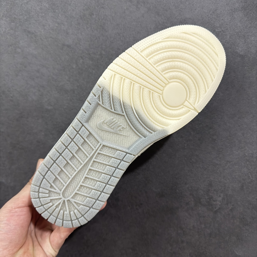 图片[9]-【定制版】Travis Scott x Fragment Design x Jordan Air Jordan 1 Low OG SP Bape联名——“白深灰” 多方联名合作融合了Travis Scott 独特的音乐风格，藤原浩个性的设计风格以及Jordan品牌的经典元素 使其成为一双具有独特身份和价值的鞋子 清新而立体的外观加上联名标识更突出了其独特身份 这种配色方案显示出活力和时尚感 在视觉上引人注目 鞋身的质感和细腻的细节处理使其显得高端而格调十足 这款“倒钩”联名是设计与创意完美结合 融合多方的个性风格是一款备受瞩目的潮流鞋款 低帮休闲板鞋 定制鞋盒 大厂纯原品质出货 超高清洁度 皮料切割干净无任何毛边 细节完美 货号：DM7866-103 尺码： 36 36.5 37.5 38 38.5 39 40 40.5 41 42 42.5 43 44 44.5 45-选品中心