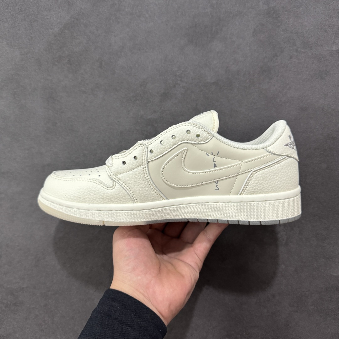 图片[2]-【定制版】Travis Scott x Fragment Design x Jordan Air Jordan 1 Low OG SP Bape联名——“白深灰” 多方联名合作融合了Travis Scott 独特的音乐风格，藤原浩个性的设计风格以及Jordan品牌的经典元素 使其成为一双具有独特身份和价值的鞋子 清新而立体的外观加上联名标识更突出了其独特身份 这种配色方案显示出活力和时尚感 在视觉上引人注目 鞋身的质感和细腻的细节处理使其显得高端而格调十足 这款“倒钩”联名是设计与创意完美结合 融合多方的个性风格是一款备受瞩目的潮流鞋款 低帮休闲板鞋 定制鞋盒 大厂纯原品质出货 超高清洁度 皮料切割干净无任何毛边 细节完美 货号：DM7866-103 尺码： 36 36.5 37.5 38 38.5 39 40 40.5 41 42 42.5 43 44 44.5 45-选品中心