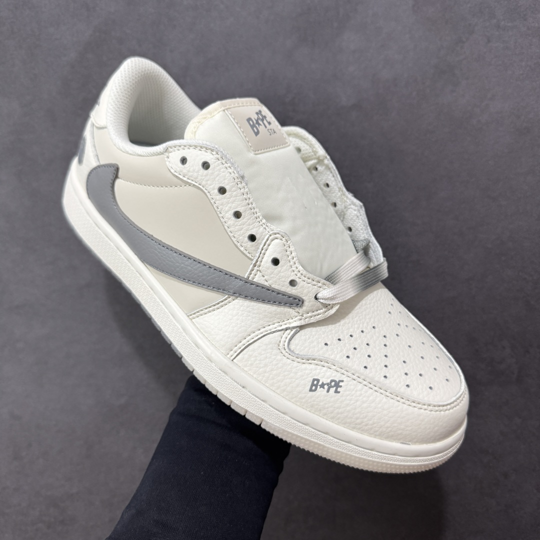 图片[3]-【定制版】Travis Scott x Fragment Design x Jordan Air Jordan 1 Low OG SP Bape联名——“白深灰” 多方联名合作融合了Travis Scott 独特的音乐风格，藤原浩个性的设计风格以及Jordan品牌的经典元素 使其成为一双具有独特身份和价值的鞋子 清新而立体的外观加上联名标识更突出了其独特身份 这种配色方案显示出活力和时尚感 在视觉上引人注目 鞋身的质感和细腻的细节处理使其显得高端而格调十足 这款“倒钩”联名是设计与创意完美结合 融合多方的个性风格是一款备受瞩目的潮流鞋款 低帮休闲板鞋 定制鞋盒 大厂纯原品质出货 超高清洁度 皮料切割干净无任何毛边 细节完美 货号：DM7866-103 尺码： 36 36.5 37.5 38 38.5 39 40 40.5 41 42 42.5 43 44 44.5 45-选品中心