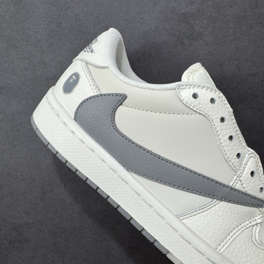 图片[6]-【定制版】Travis Scott x Fragment Design x Jordan Air Jordan 1 Low OG SP Bape联名——“白深灰” 多方联名合作融合了Travis Scott 独特的音乐风格，藤原浩个性的设计风格以及Jordan品牌的经典元素 使其成为一双具有独特身份和价值的鞋子 清新而立体的外观加上联名标识更突出了其独特身份 这种配色方案显示出活力和时尚感 在视觉上引人注目 鞋身的质感和细腻的细节处理使其显得高端而格调十足 这款“倒钩”联名是设计与创意完美结合 融合多方的个性风格是一款备受瞩目的潮流鞋款 低帮休闲板鞋 定制鞋盒 大厂纯原品质出货 超高清洁度 皮料切割干净无任何毛边 细节完美 货号：DM7866-103 尺码： 36 36.5 37.5 38 38.5 39 40 40.5 41 42 42.5 43 44 44.5 45-选品中心