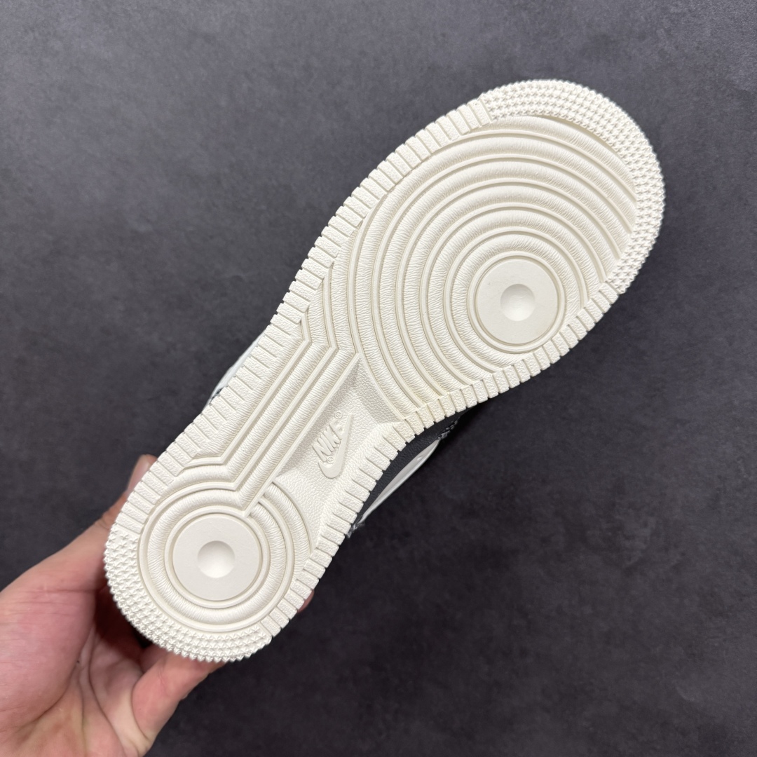 图片[9]-【定制版】NIke Air Force 107 Low “LV联名——米黑牛仔布”空军一号 低帮 运动鞋 休闲鞋 折边针车 工艺难度大 原楦头原纸板 原装鞋盒 定制五金配件 内置全掌气垫 原厂鞋底 货号：SM6668-110 尺码：36 36.5 37.5 38 38.5 39 40 40.5 41 42 42.5 43 44 44.5 45-选品中心