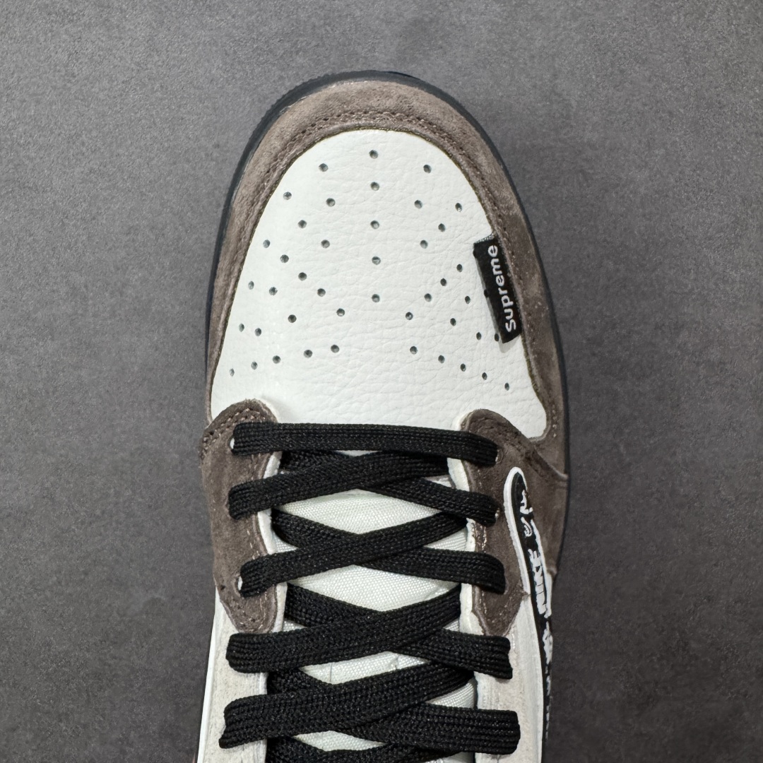 图片[8]-【定制版】Travis Scott x Fragment Design x Jordan Air Jordan 1 Low OG SP “Supreme联名——棕黑花勾” 多方联名合作融合了Travi翻毛蓝勾s Scott 独特的音乐风格，藤原浩个性的设计风格以及Jordan品牌的经典元素 使其成为一双具有独特身份和价值的鞋子 清新而立体的外观加上联名标识更突出了其独特身份 这种配色方案显示出活力和时尚感 在视觉上引人注目 鞋身的质感和细腻的细节处理使其显得高端而格调十足 这款“倒钩”联名是设计与创意完美结合 融合多方的个性风格是一款备受瞩目的潮流鞋款 低帮休闲板鞋 定制鞋盒 大厂纯原品质出货 超高清洁度 皮料切割干净无任何毛边 细节完美 货号：DZ5899-032 尺码：36 36.5 37.5 38 38.5 39 40 40.5 41 42 42.5 43 44 44.5 45 编码：HXSB330340-选品中心