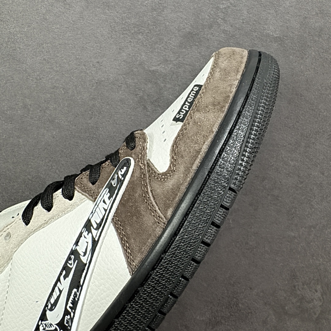 图片[5]-【定制版】Travis Scott x Fragment Design x Jordan Air Jordan 1 Low OG SP “Supreme联名——棕黑花勾” 多方联名合作融合了Travi翻毛蓝勾s Scott 独特的音乐风格，藤原浩个性的设计风格以及Jordan品牌的经典元素 使其成为一双具有独特身份和价值的鞋子 清新而立体的外观加上联名标识更突出了其独特身份 这种配色方案显示出活力和时尚感 在视觉上引人注目 鞋身的质感和细腻的细节处理使其显得高端而格调十足 这款“倒钩”联名是设计与创意完美结合 融合多方的个性风格是一款备受瞩目的潮流鞋款 低帮休闲板鞋 定制鞋盒 大厂纯原品质出货 超高清洁度 皮料切割干净无任何毛边 细节完美 货号：DZ5899-032 尺码：36 36.5 37.5 38 38.5 39 40 40.5 41 42 42.5 43 44 44.5 45 编码：HXSB330340-选品中心