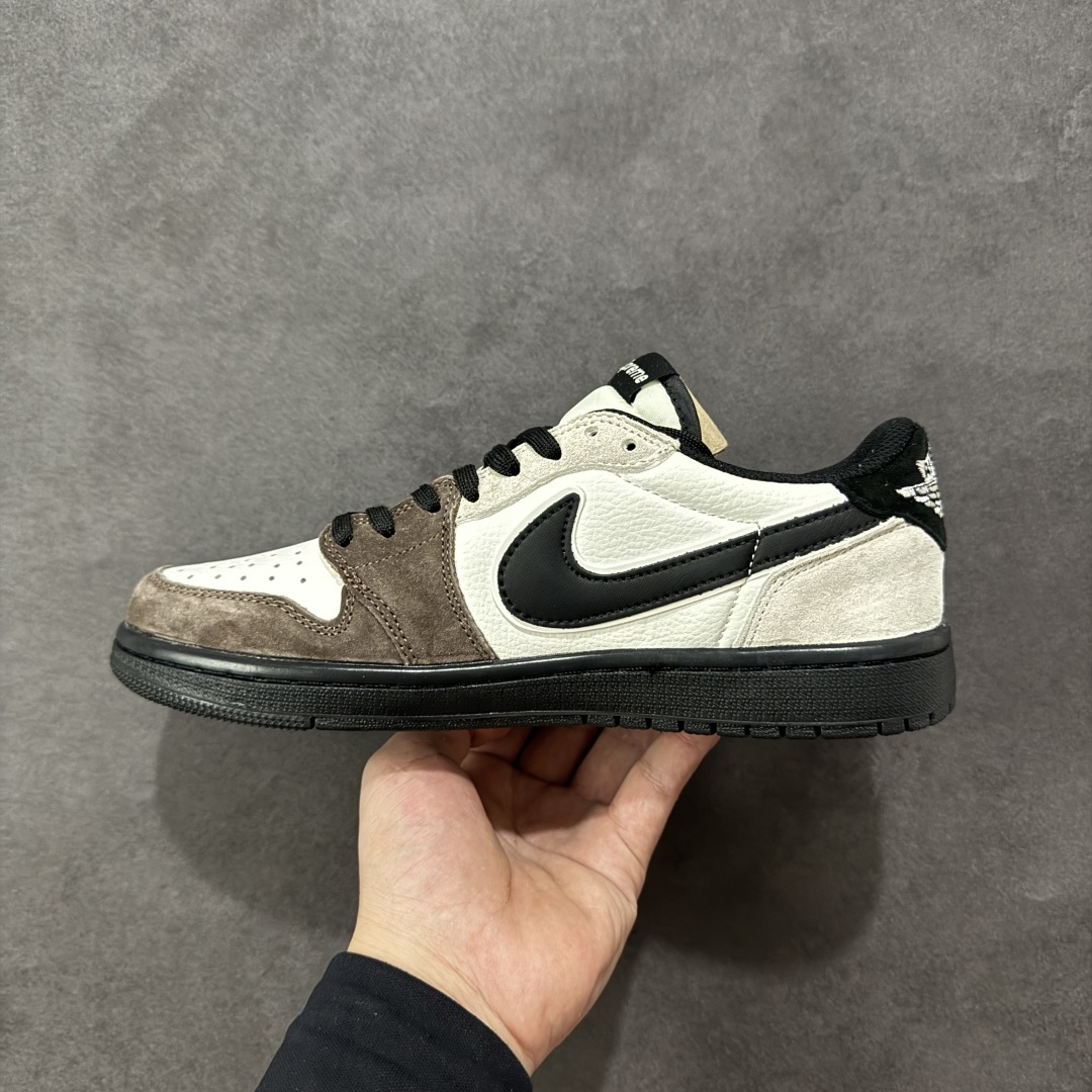 图片[2]-【定制版】Travis Scott x Fragment Design x Jordan Air Jordan 1 Low OG SP “Supreme联名——棕黑花勾” 多方联名合作融合了Travi翻毛蓝勾s Scott 独特的音乐风格，藤原浩个性的设计风格以及Jordan品牌的经典元素 使其成为一双具有独特身份和价值的鞋子 清新而立体的外观加上联名标识更突出了其独特身份 这种配色方案显示出活力和时尚感 在视觉上引人注目 鞋身的质感和细腻的细节处理使其显得高端而格调十足 这款“倒钩”联名是设计与创意完美结合 融合多方的个性风格是一款备受瞩目的潮流鞋款 低帮休闲板鞋 定制鞋盒 大厂纯原品质出货 超高清洁度 皮料切割干净无任何毛边 细节完美 货号：DZ5899-032 尺码：36 36.5 37.5 38 38.5 39 40 40.5 41 42 42.5 43 44 44.5 45 编码：HXSB330340-选品中心