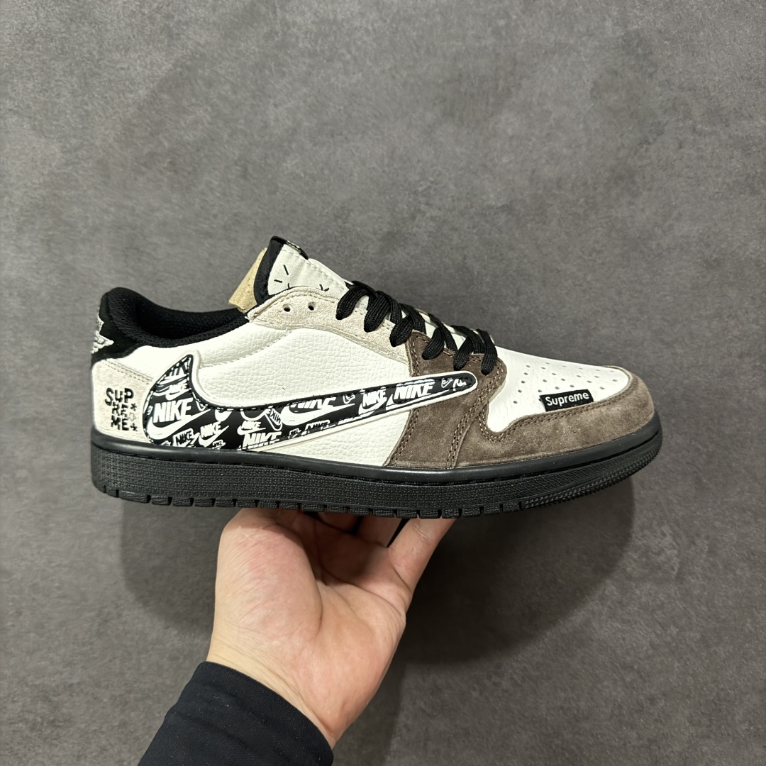 【定制版】Travis Scott x Fragment Design x Jordan Air Jordan 1 Low OG SP “Supreme联名——棕黑花勾” 多方联名合作融合了Travi翻毛蓝勾s Scott 独特的音乐风格，藤原浩个性的设计风格以及Jordan品牌的经典元素 使其成为一双具有独特身份和价值的鞋子 清新而立体的外观加上联名标识更突出了其独特身份 这种配色方案显示出活力和时尚感 在视觉上引人注目 鞋身的质感和细腻的细节处理使其显得高端而格调十足 这款“倒钩”联名是设计与创意完美结合 融合多方的个性风格是一款备受瞩目的潮流鞋款 低帮休闲板鞋 定制鞋盒 大厂纯原品质出货 超高清洁度 皮料切割干净无任何毛边 细节完美 货号：DZ5899-032 尺码：36 36.5 37.5 38 38.5 39 40 40.5 41 42 42.5 43 44 44.5 45 编码：HXSB330340-选品中心