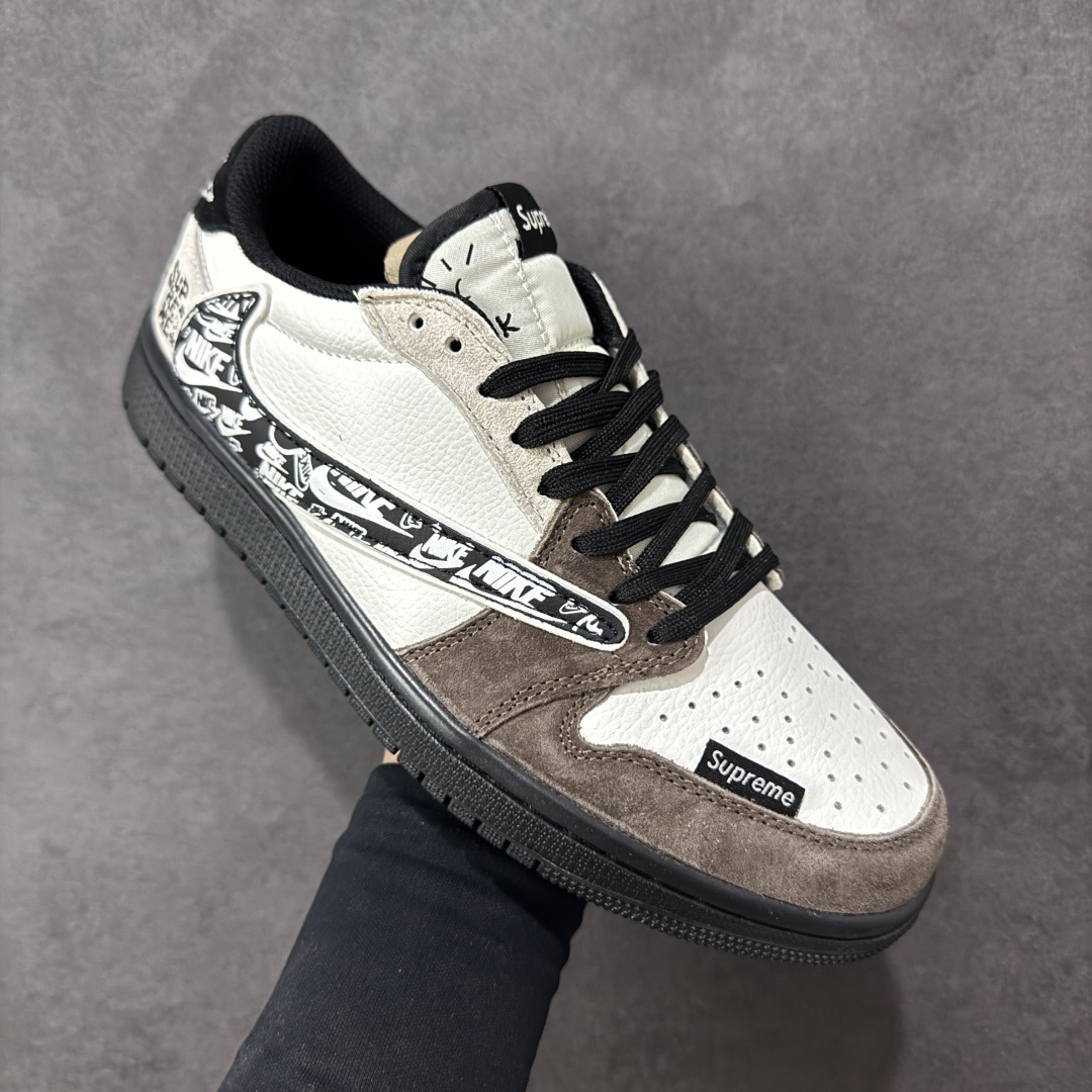 图片[3]-【定制版】Travis Scott x Fragment Design x Jordan Air Jordan 1 Low OG SP “Supreme联名——棕黑花勾” 多方联名合作融合了Travi翻毛蓝勾s Scott 独特的音乐风格，藤原浩个性的设计风格以及Jordan品牌的经典元素 使其成为一双具有独特身份和价值的鞋子 清新而立体的外观加上联名标识更突出了其独特身份 这种配色方案显示出活力和时尚感 在视觉上引人注目 鞋身的质感和细腻的细节处理使其显得高端而格调十足 这款“倒钩”联名是设计与创意完美结合 融合多方的个性风格是一款备受瞩目的潮流鞋款 低帮休闲板鞋 定制鞋盒 大厂纯原品质出货 超高清洁度 皮料切割干净无任何毛边 细节完美 货号：DZ5899-032 尺码：36 36.5 37.5 38 38.5 39 40 40.5 41 42 42.5 43 44 44.5 45 编码：HXSB330340-选品中心