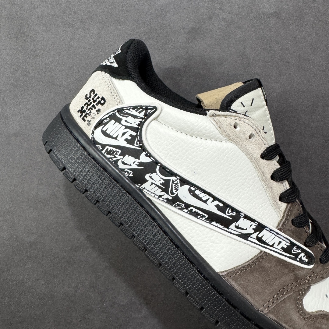 图片[6]-【定制版】Travis Scott x Fragment Design x Jordan Air Jordan 1 Low OG SP “Supreme联名——棕黑花勾” 多方联名合作融合了Travi翻毛蓝勾s Scott 独特的音乐风格，藤原浩个性的设计风格以及Jordan品牌的经典元素 使其成为一双具有独特身份和价值的鞋子 清新而立体的外观加上联名标识更突出了其独特身份 这种配色方案显示出活力和时尚感 在视觉上引人注目 鞋身的质感和细腻的细节处理使其显得高端而格调十足 这款“倒钩”联名是设计与创意完美结合 融合多方的个性风格是一款备受瞩目的潮流鞋款 低帮休闲板鞋 定制鞋盒 大厂纯原品质出货 超高清洁度 皮料切割干净无任何毛边 细节完美 货号：DZ5899-032 尺码：36 36.5 37.5 38 38.5 39 40 40.5 41 42 42.5 43 44 44.5 45 编码：HXSB330340-选品中心