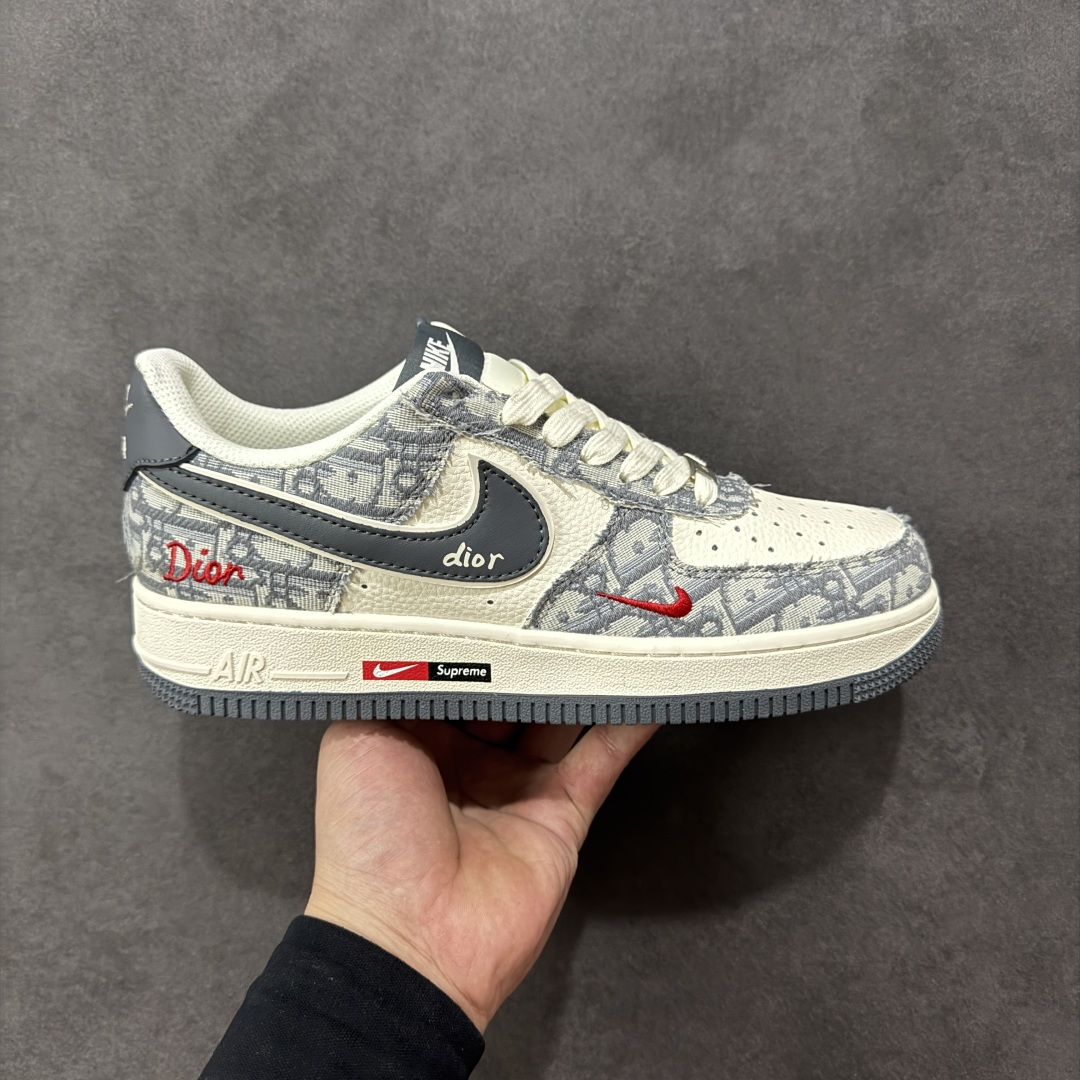 【公司级】Nike Air Force 1 \’07 Low “迪奥联名——花纹米灰红”空军一号 高端定制 低帮 运动鞋 休闲鞋 折边针车 工艺难度大 原楦头原纸板 原装鞋盒 定制五金配件 内置全掌气垫 原厂鞋底 货号:MZ9588-807 尺码:36 36.5 37.5 38 38.5 39 40 40.5 41 42 42.5 43 44 44.5 45 编码:HXSB310320-选品中心