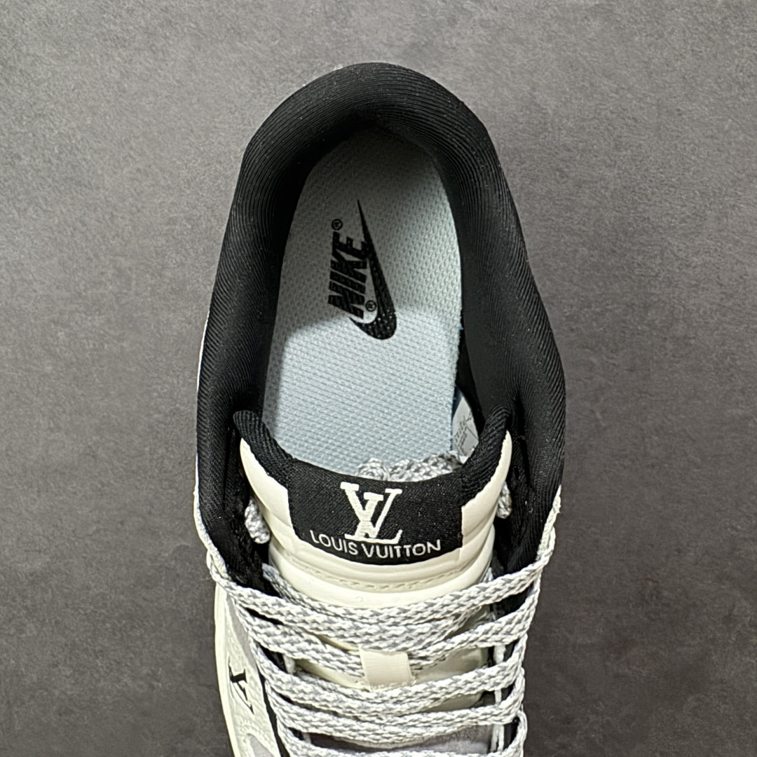 图片[8]-【定制版】Nike SB Dunk Low“LV联名——白灰黑” 高端定制 低帮休闲板鞋 定制鞋盒 Ortholite鞋垫透气防臭 大厂纯原品质出货 超高清洁度 皮料切割干净无任何毛边 细节完美 货号：YF9511-904 尺码： 36 36.5 37.5 38 38.5 39 40 40.5 41 42 42.5 43 44 44.5 45-选品中心