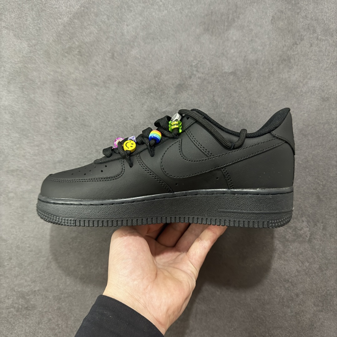 图片[2]-【定制版】“密码终局”✨订制空军一号板鞋 该定制版球鞋选用原鞋款为Nike Air Force 1\’07空军一号低帮，设计灵感来源于彩色珠珠,整体以黑色为主色 调保留板鞋招牌造型,遵从极简风设计原则又保留鞋子的层次感和设计感。搭配上五彩的珠子,突出色彩,使鞋子在整体在日常百搭的基础上,又显得潮流感十足经典黑配色,彰显简约时尚。 货号：FQ5296-101 尺码：36 36.5 37.5 38 38.5 39 40 40.5 41 42 42.5 43 44 44.5 45 编码：HXSA310320-选品中心