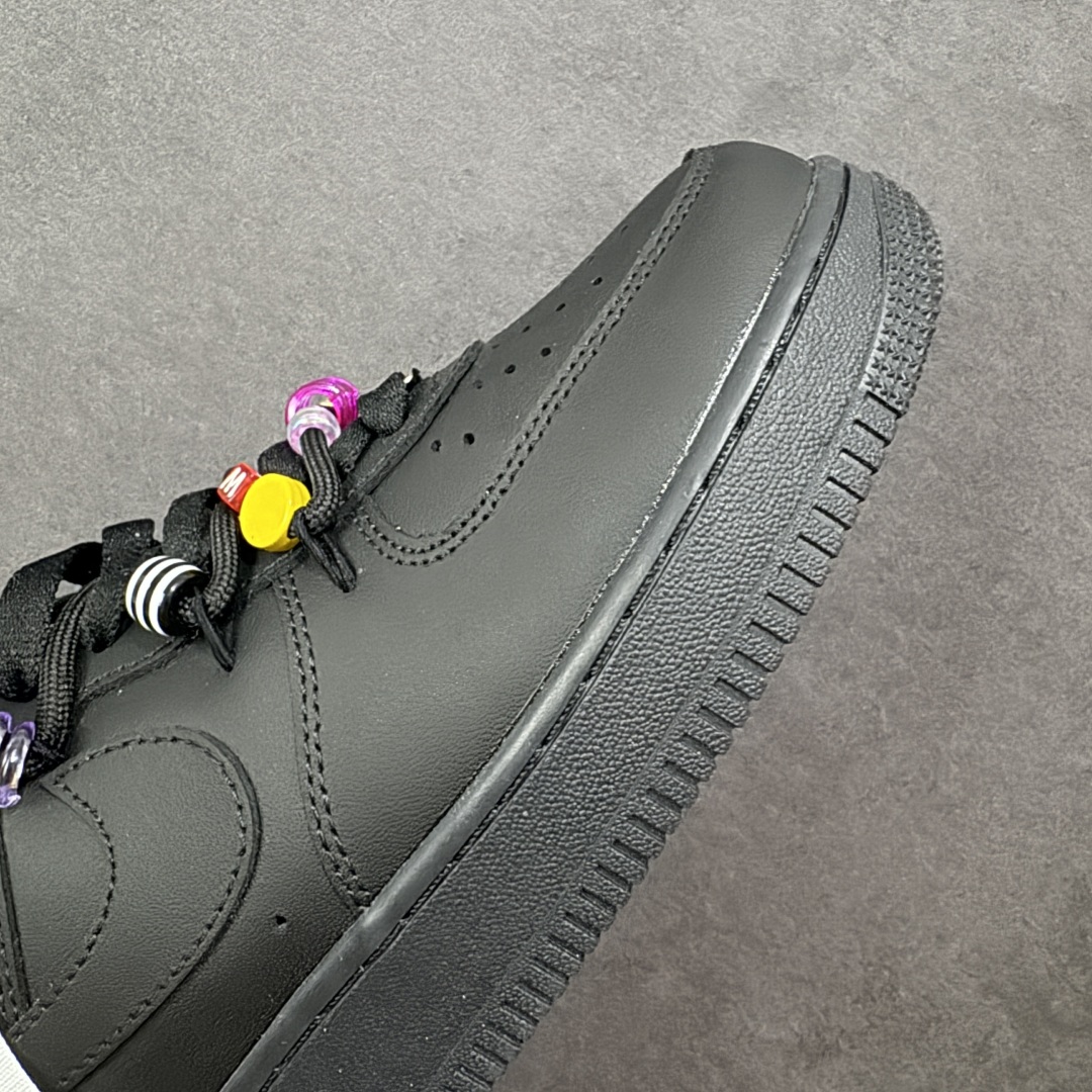 图片[5]-【定制版】“密码终局”✨订制空军一号板鞋 该定制版球鞋选用原鞋款为Nike Air Force 1\’07空军一号低帮，设计灵感来源于彩色珠珠,整体以黑色为主色 调保留板鞋招牌造型,遵从极简风设计原则又保留鞋子的层次感和设计感。搭配上五彩的珠子,突出色彩,使鞋子在整体在日常百搭的基础上,又显得潮流感十足经典黑配色,彰显简约时尚。 货号：FQ5296-101 尺码：36 36.5 37.5 38 38.5 39 40 40.5 41 42 42.5 43 44 44.5 45 编码：HXSA310320-选品中心