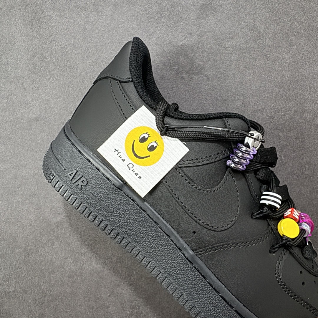 图片[6]-【定制版】“密码终局”✨订制空军一号板鞋 该定制版球鞋选用原鞋款为Nike Air Force 1\’07空军一号低帮，设计灵感来源于彩色珠珠,整体以黑色为主色 调保留板鞋招牌造型,遵从极简风设计原则又保留鞋子的层次感和设计感。搭配上五彩的珠子,突出色彩,使鞋子在整体在日常百搭的基础上,又显得潮流感十足经典黑配色,彰显简约时尚。 货号：FQ5296-101 尺码：36 36.5 37.5 38 38.5 39 40 40.5 41 42 42.5 43 44 44.5 45 编码：HXSA310320-选品中心