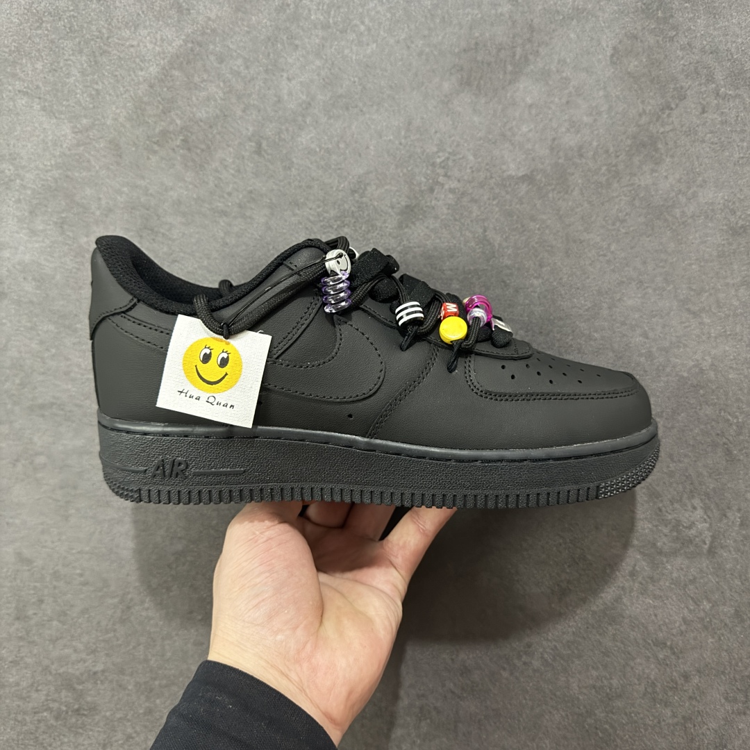 【定制版】“密码终局”✨订制空军一号板鞋 该定制版球鞋选用原鞋款为Nike Air Force 1\'07空军一号低帮，设计灵感来源于彩色珠珠,整体以黑色为主色 调保留板鞋招牌造型,遵从极简风设计原则又保留鞋子的层次感和设计感。搭配上五彩的珠子,突出色彩,使鞋子在整体在日常百搭的基础上,又显得潮流感十足经典黑配色,彰显简约时尚。 货号：FQ5296-101 尺码：36 36.5 37.5 38 38.5 39 40 40.5 41 42 42.5 43 44 44.5 45 编码：HXSA310320-选品中心