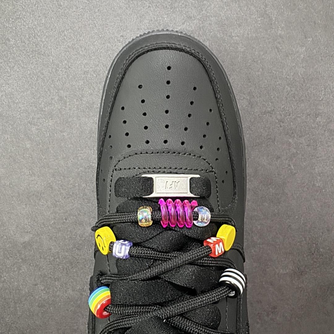 图片[8]-【定制版】“密码终局”✨订制空军一号板鞋 该定制版球鞋选用原鞋款为Nike Air Force 1\’07空军一号低帮，设计灵感来源于彩色珠珠,整体以黑色为主色 调保留板鞋招牌造型,遵从极简风设计原则又保留鞋子的层次感和设计感。搭配上五彩的珠子,突出色彩,使鞋子在整体在日常百搭的基础上,又显得潮流感十足经典黑配色,彰显简约时尚。 货号：FQ5296-101 尺码：36 36.5 37.5 38 38.5 39 40 40.5 41 42 42.5 43 44 44.5 45 编码：HXSA310320-选品中心