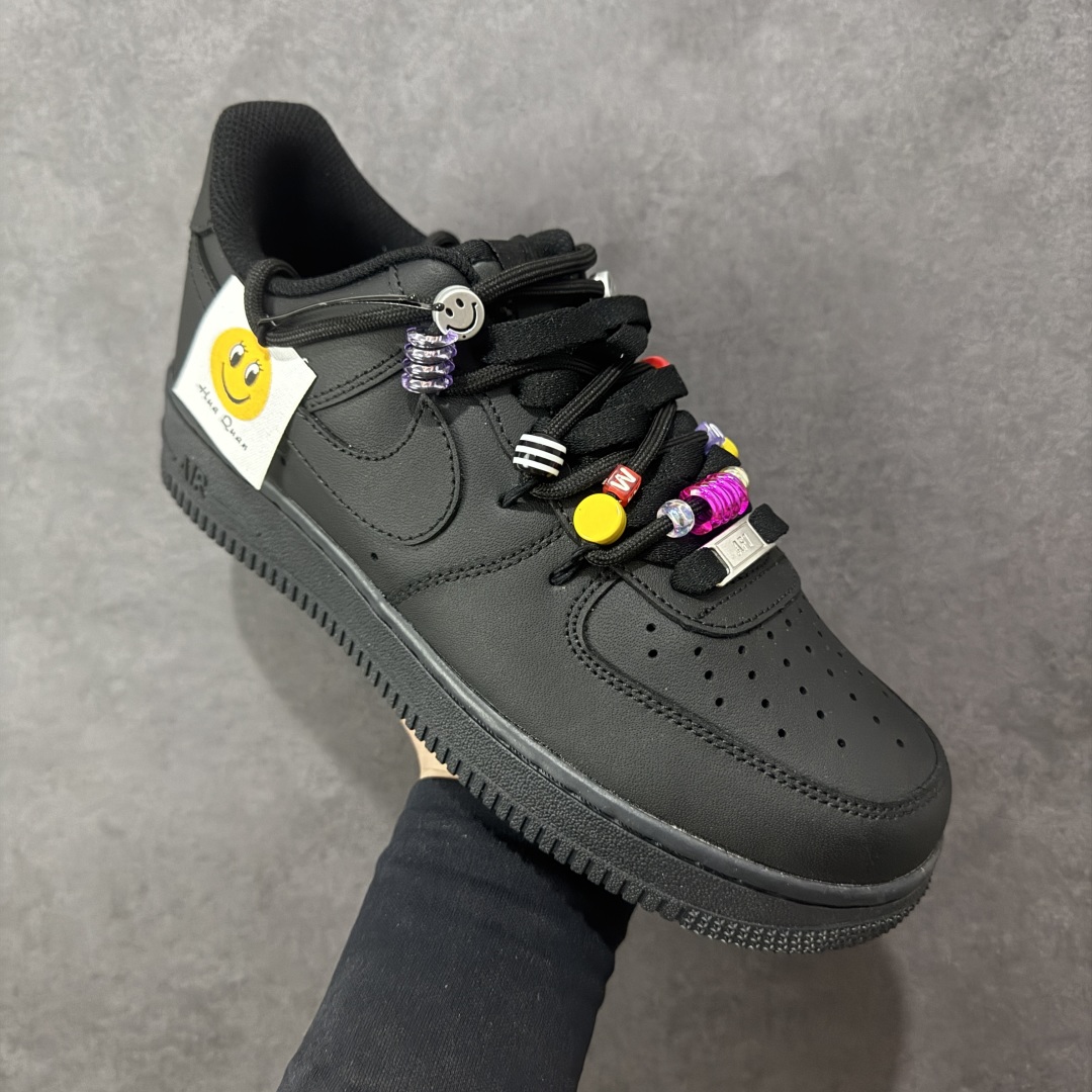 图片[3]-【定制版】“密码终局”✨订制空军一号板鞋 该定制版球鞋选用原鞋款为Nike Air Force 1\’07空军一号低帮，设计灵感来源于彩色珠珠,整体以黑色为主色 调保留板鞋招牌造型,遵从极简风设计原则又保留鞋子的层次感和设计感。搭配上五彩的珠子,突出色彩,使鞋子在整体在日常百搭的基础上,又显得潮流感十足经典黑配色,彰显简约时尚。 货号：FQ5296-101 尺码：36 36.5 37.5 38 38.5 39 40 40.5 41 42 42.5 43 44 44.5 45 编码：HXSA310320-选品中心