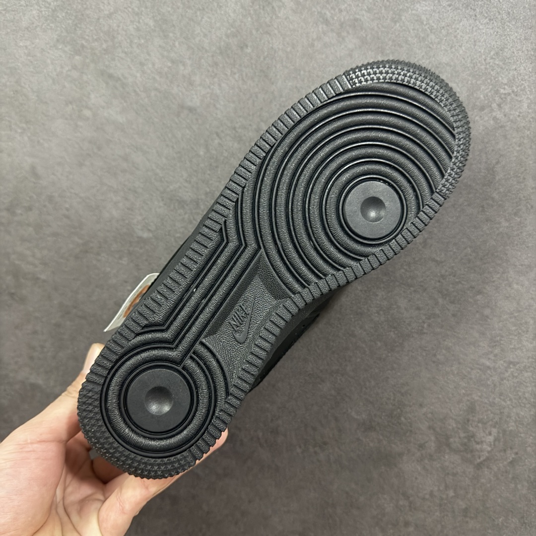 图片[9]-【定制版】“密码终局”✨订制空军一号板鞋 该定制版球鞋选用原鞋款为Nike Air Force 1\’07空军一号低帮，设计灵感来源于彩色珠珠,整体以黑色为主色 调保留板鞋招牌造型,遵从极简风设计原则又保留鞋子的层次感和设计感。搭配上五彩的珠子,突出色彩,使鞋子在整体在日常百搭的基础上,又显得潮流感十足经典黑配色,彰显简约时尚。 货号：FQ5296-101 尺码：36 36.5 37.5 38 38.5 39 40 40.5 41 42 42.5 43 44 44.5 45 编码：HXSA310320-选品中心