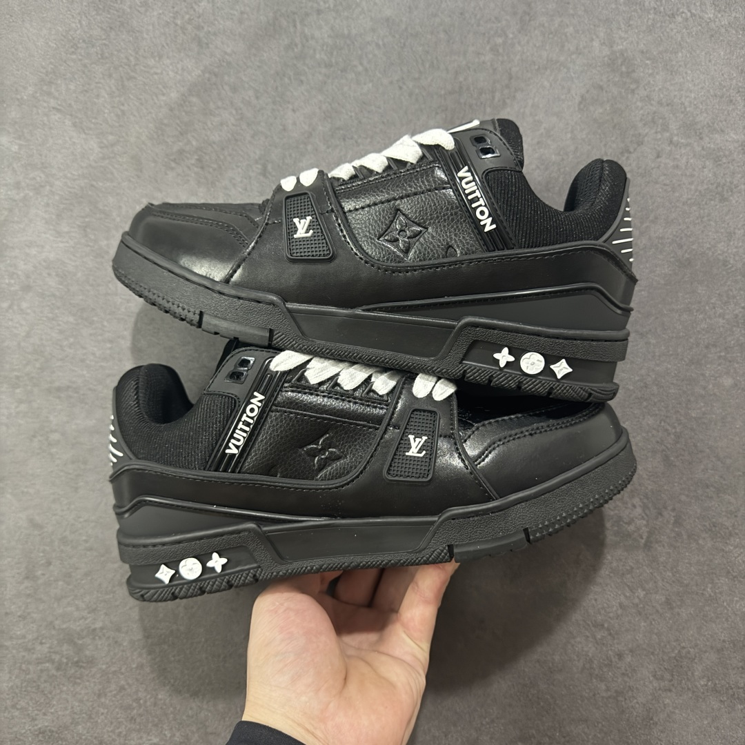 图片[2]-【GQ福利】LV Trainer 系列 经典低帮系带休闲运动百搭板鞋 原包装 原产高性价比 采用皮革鞋面材质 内里小羊皮打造及去味海玻璃脚垫，空胶工艺，外置耐磨橡胶大底 外贸客订回流 白菜价跑量 尺码：36-46-选品中心