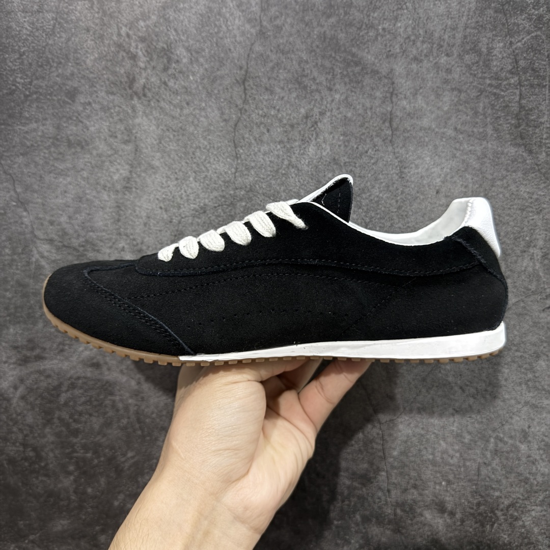 图片[2]-【Top版本】Alo yoga Sunset 舒适生活休闲鞋 原材料 版型完美 高品质 品牌故事Alo Yoga于2007年创立于洛杉矶，意在传播有意识的运动，同时激发人们的健康识与创造力。品牌的核心理念在于制作能够带来完美体验的瑜伽服饰与功能性单品，让有意识的运动融入并改变生活。Alo Yoga将其设计延伸到日常服饰概念，坚持不懈地捕捉当代时尚潮流，将品牌的运动美学理念、精致前卫的设计与舒适功能面料完美结合。与此同时，Alo Yoga的设计受到了时尚界人士与名人们的追捧，Talor Swift、Kendall Jenner等街拍照片中都曾出现品牌不同单品的身影。 尺码：36 – 45-选品中心