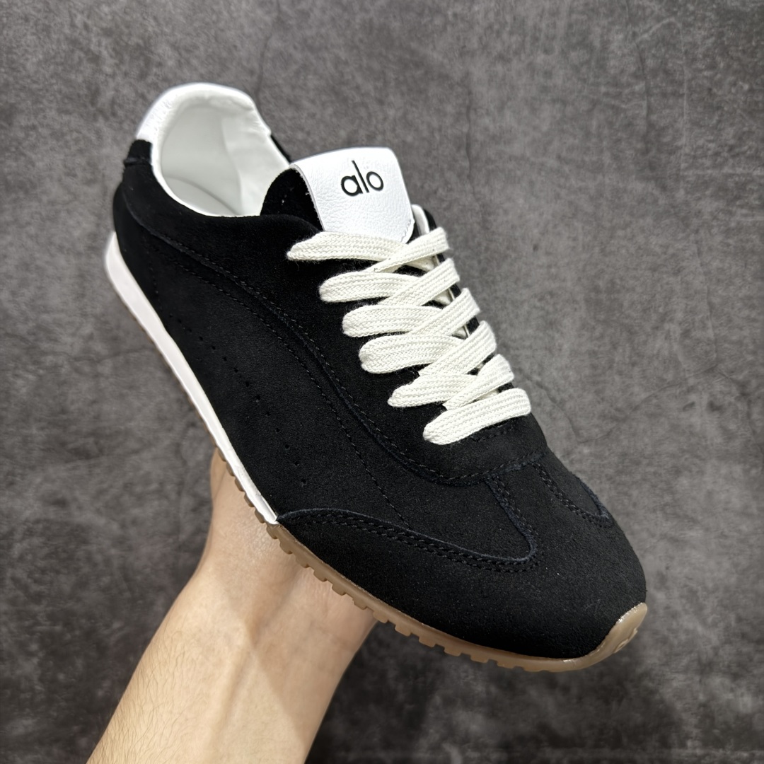 图片[3]-【Top版本】Alo yoga Sunset 舒适生活休闲鞋 原材料 版型完美 高品质 品牌故事Alo Yoga于2007年创立于洛杉矶，意在传播有意识的运动，同时激发人们的健康识与创造力。品牌的核心理念在于制作能够带来完美体验的瑜伽服饰与功能性单品，让有意识的运动融入并改变生活。Alo Yoga将其设计延伸到日常服饰概念，坚持不懈地捕捉当代时尚潮流，将品牌的运动美学理念、精致前卫的设计与舒适功能面料完美结合。与此同时，Alo Yoga的设计受到了时尚界人士与名人们的追捧，Talor Swift、Kendall Jenner等街拍照片中都曾出现品牌不同单品的身影。 尺码：36 – 45-选品中心